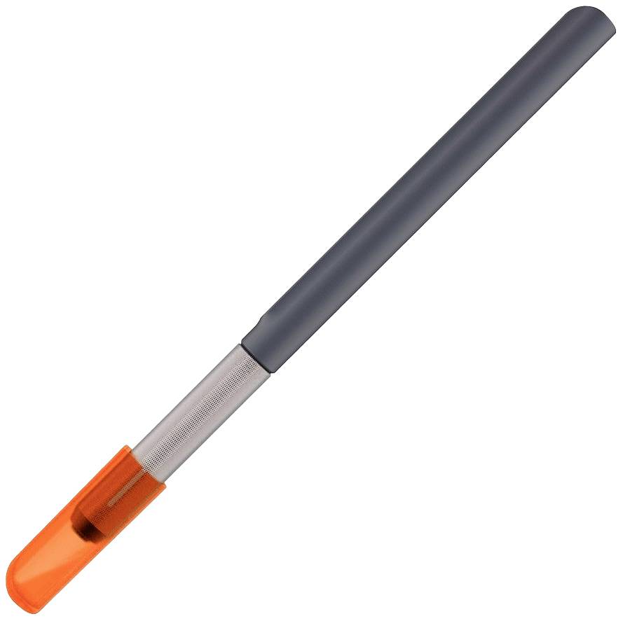 Ein grauer Stift mit einem orangefarbenen Deckel liegt diagonal.