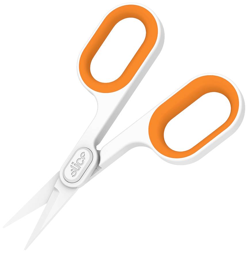 Weiße Schere mit orangefarbenen Griffen, geöffnet und bereit zum Schneiden.