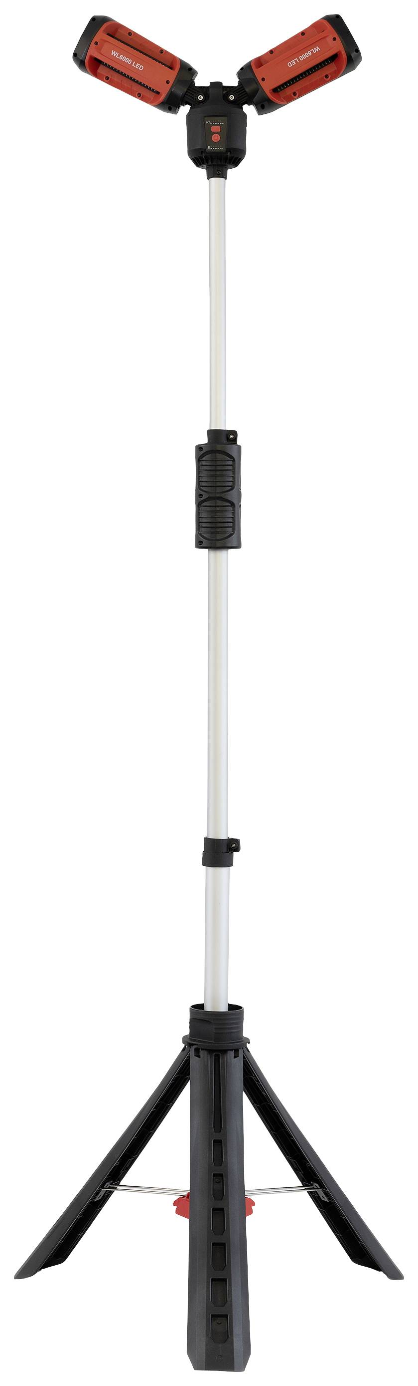 Ein LED-Baustrahler auf einem höhenverstellbaren Stativ mit zwei roten Leuchtelementen. Ideal für Baustellenbeleuchtung.
