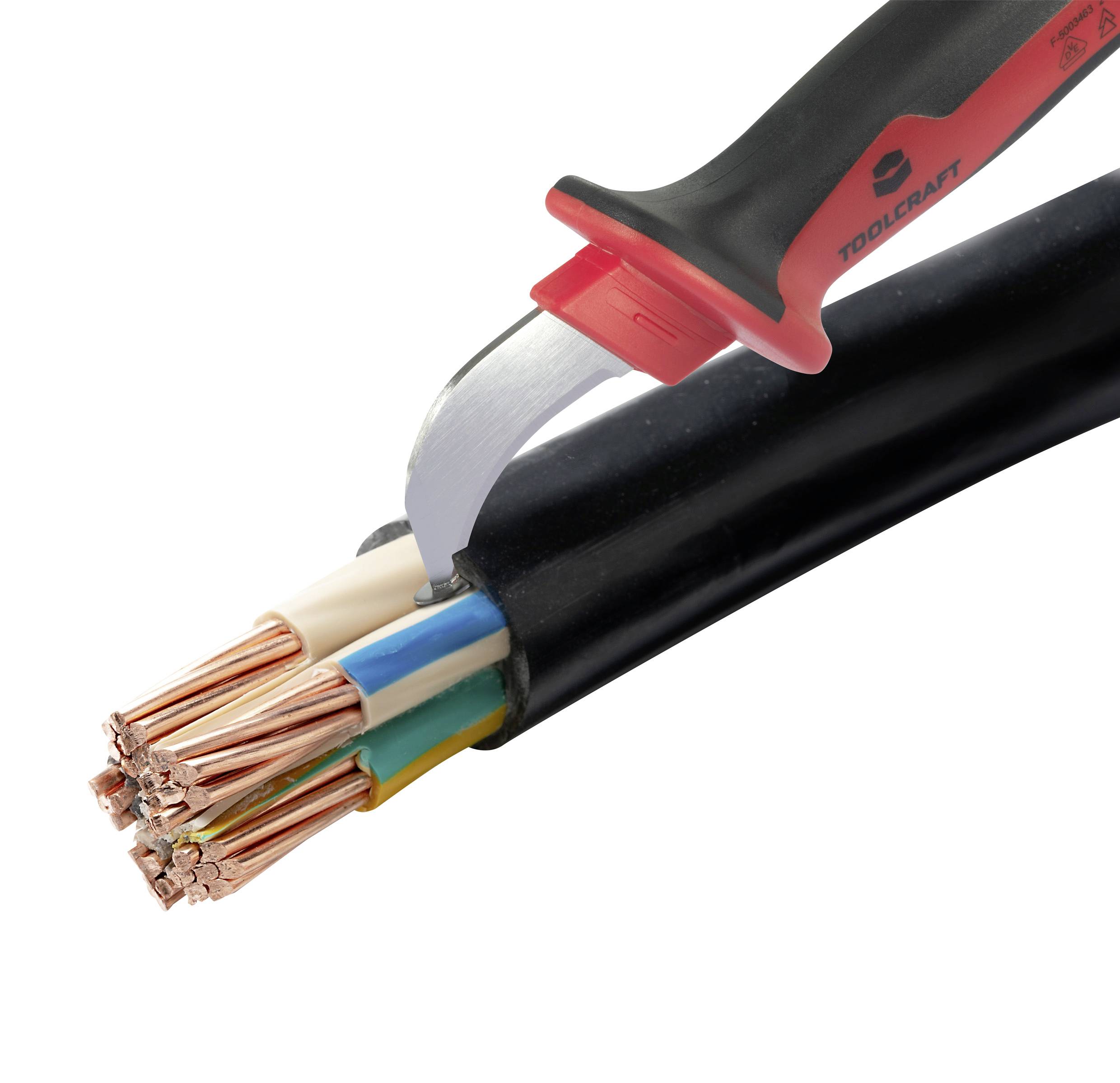 Ein Werkzeug schneidet ein Kabel auf und zeigt die freiliegenden Kupferdrähte sowie die bunte Isolierung der inneren Kabeladern.