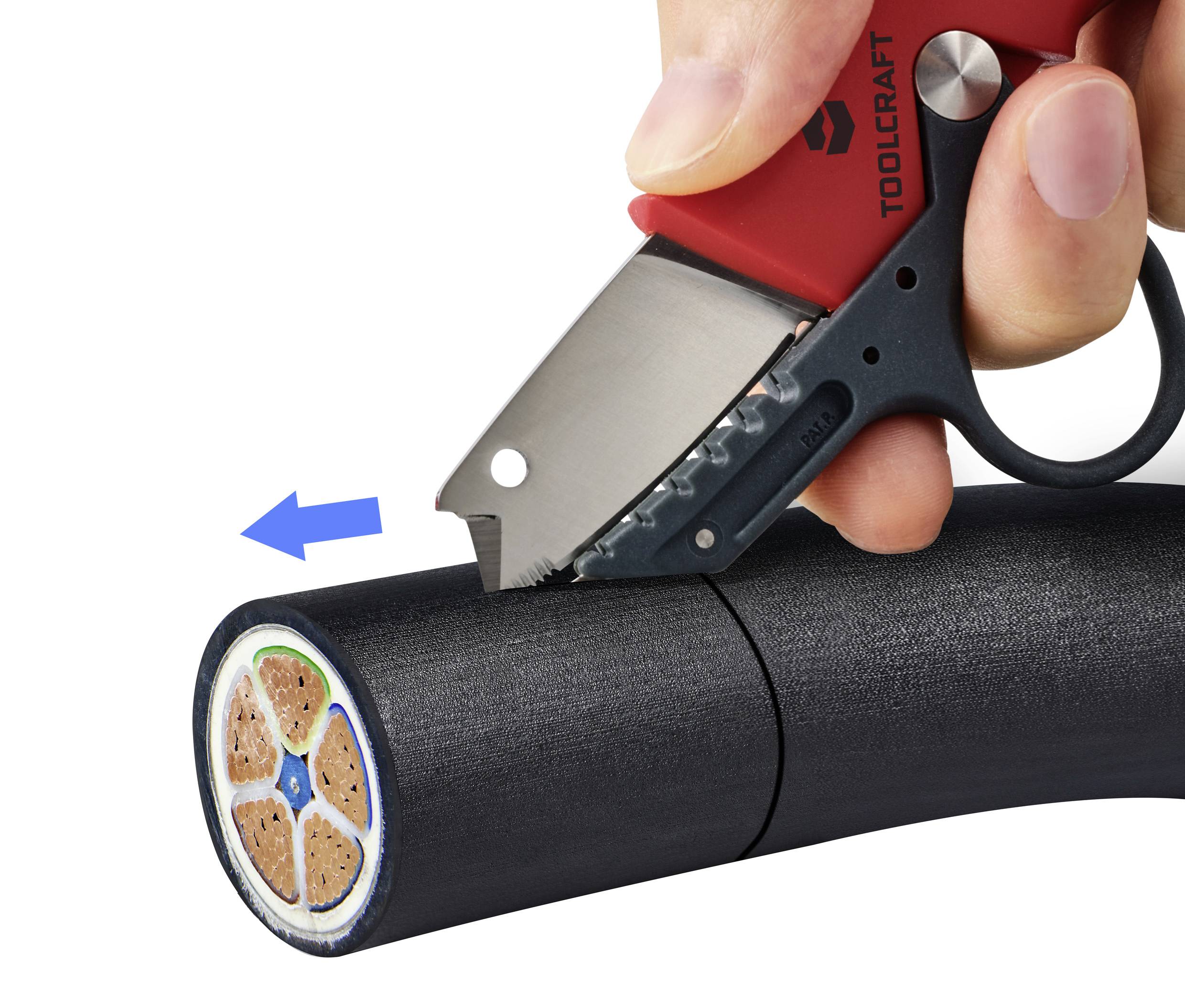 Eine Hand benutzt einen scharfen Cutter, um ein dickes Kabel zu schneiden, das eine scheibenartige Querverbindung zeigt.