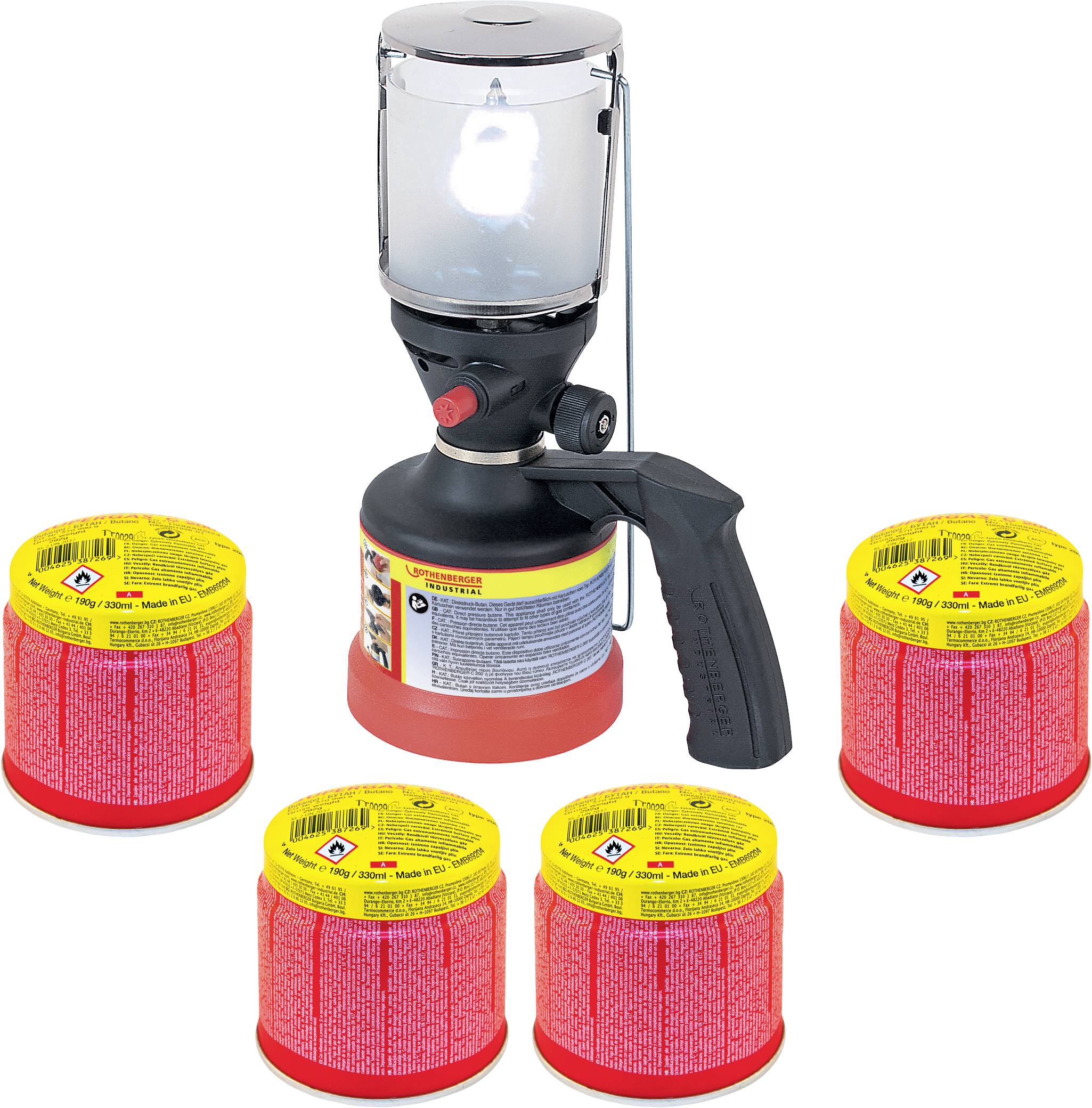 Gaslampe mit Brenner auf einer Kartusche. Darum liegen vier weitere Kartuschen. Die Lampe ist für Camping oder Outdoor-Aktivitäten gedacht.