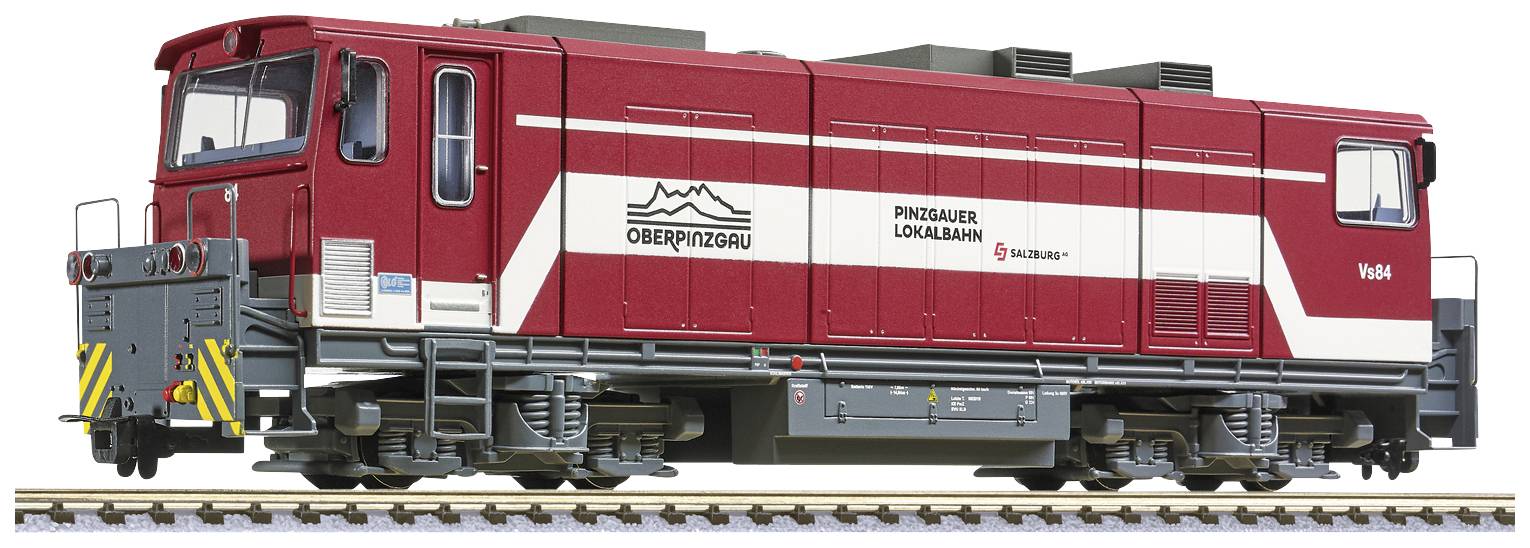 Ein Modellzug der 'Pinzgauer Lokalbahn' auf einem Gleis. Die Lokomotive ist rot und weiß mit der Aufschrift 'ÖBB Pinzgau'.