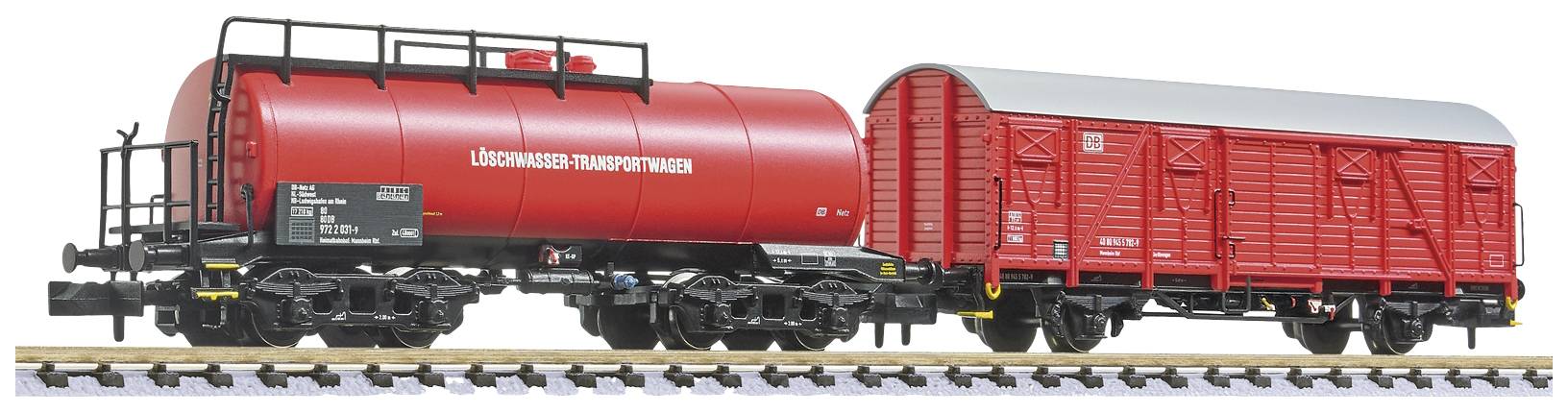 Zwei rote Modellbahnwaggons auf Gleisen, ein Tankwagen und ein Güterwaggon. Beide sind detailliert dargestellt.