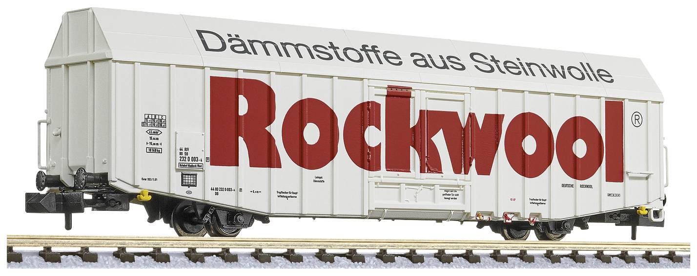 Ein Güterwaggon mit der Aufschrift 'Dämmstoffe aus Steinwolle Rockwool' auf der Seite. Der Waggon steht auf Bahngleisen.