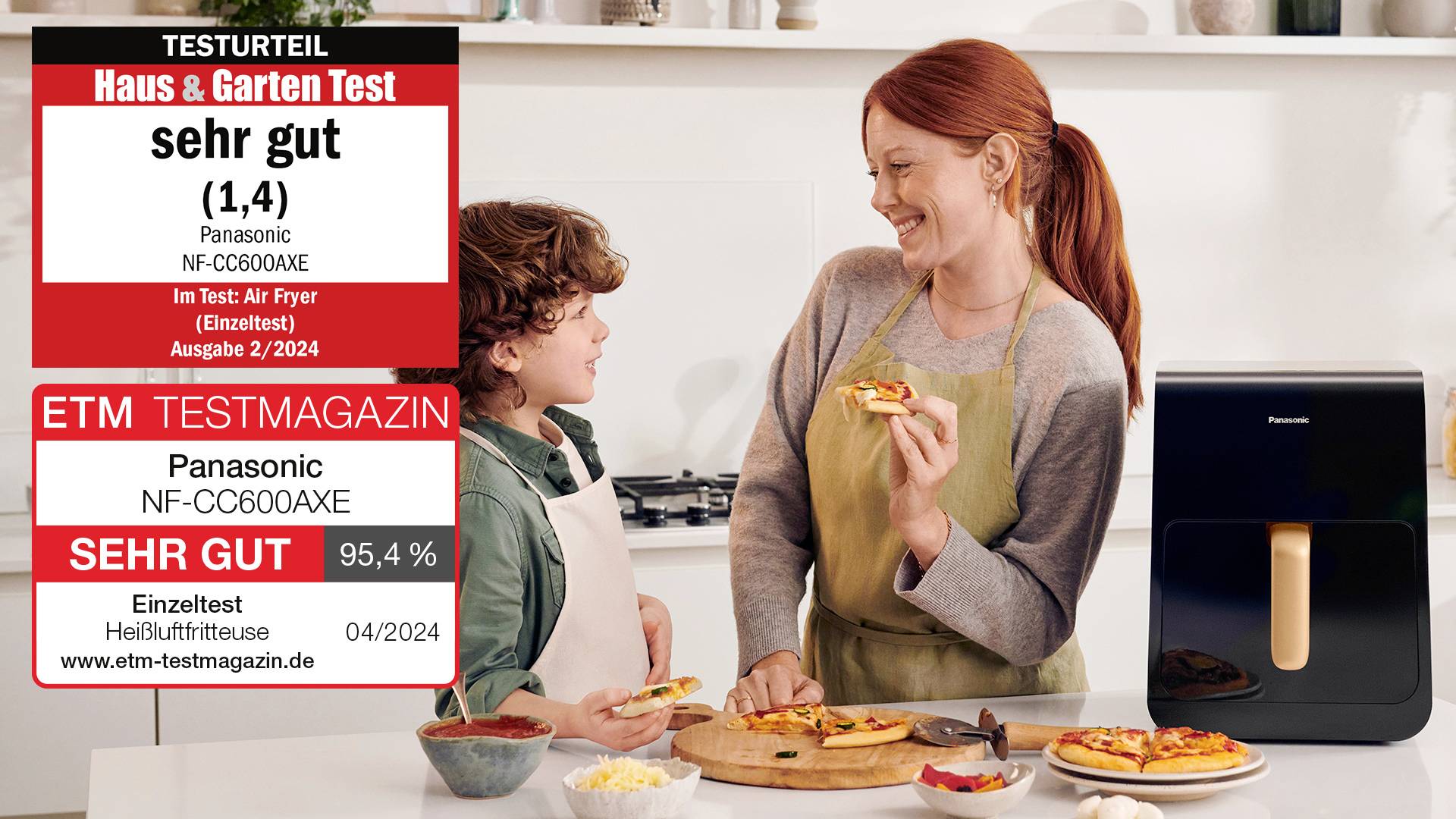 Eine Frau und ein Kind essen Pizza in der Küche neben einem Panasonic Heißluftfritteuse. Testergebnis: 'Sehr gut (1,4)'.