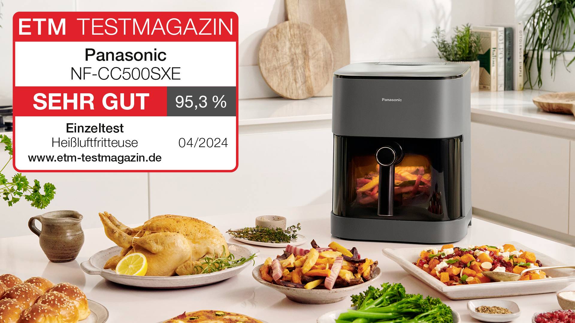 'ETM Testmagazin' bewertet Heißluftfritteuse Panasonic NF-CC500SXE mit 'Sehr gut' (95,3 %). Im Bild ist die Fritteuse mit Essen auf einem Tisch.