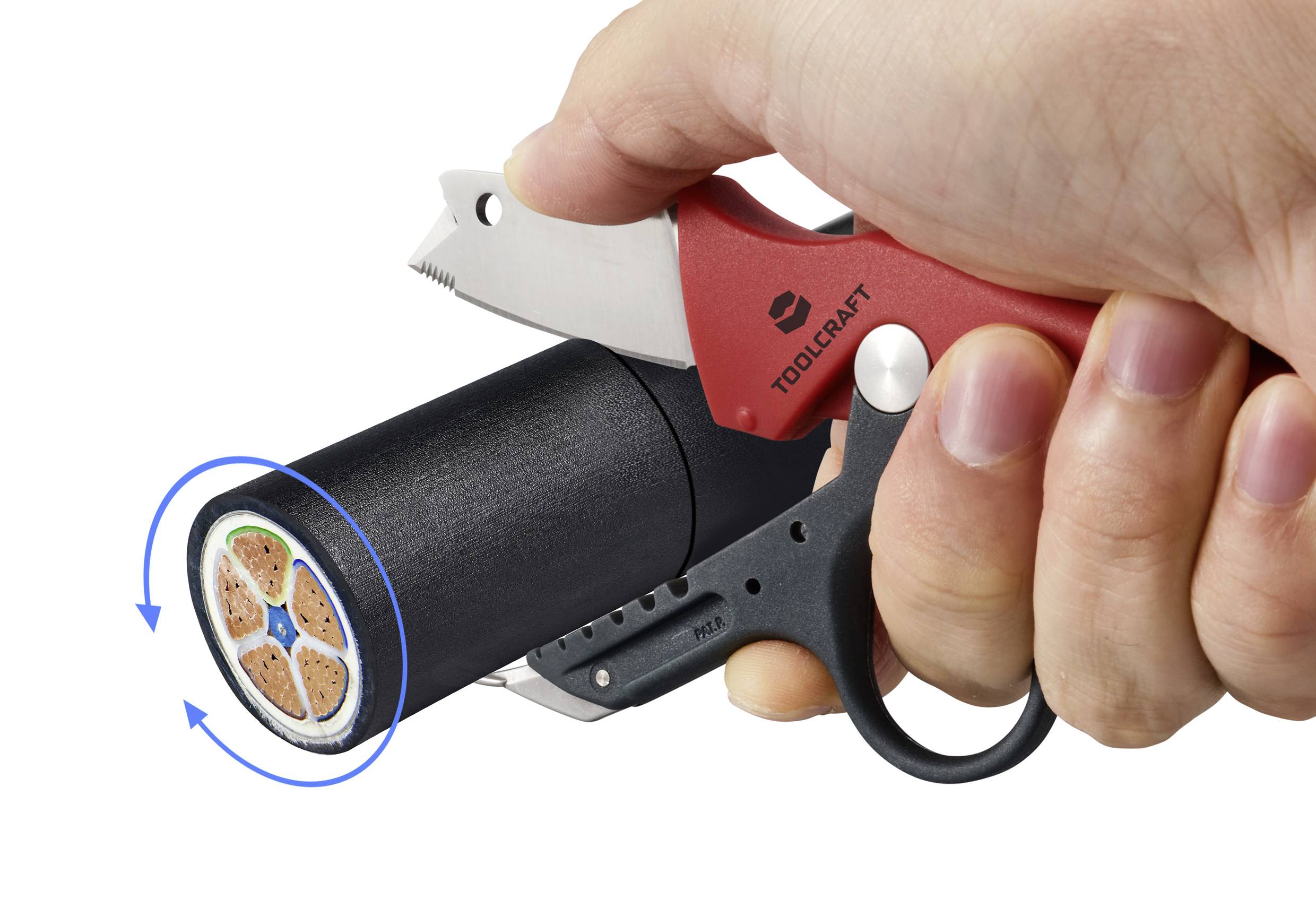 Eine Hand benutzt einen speziellen Cutter, um ein schwarzes Kabel mit mehreren Aderleitungen zu entmanteln.