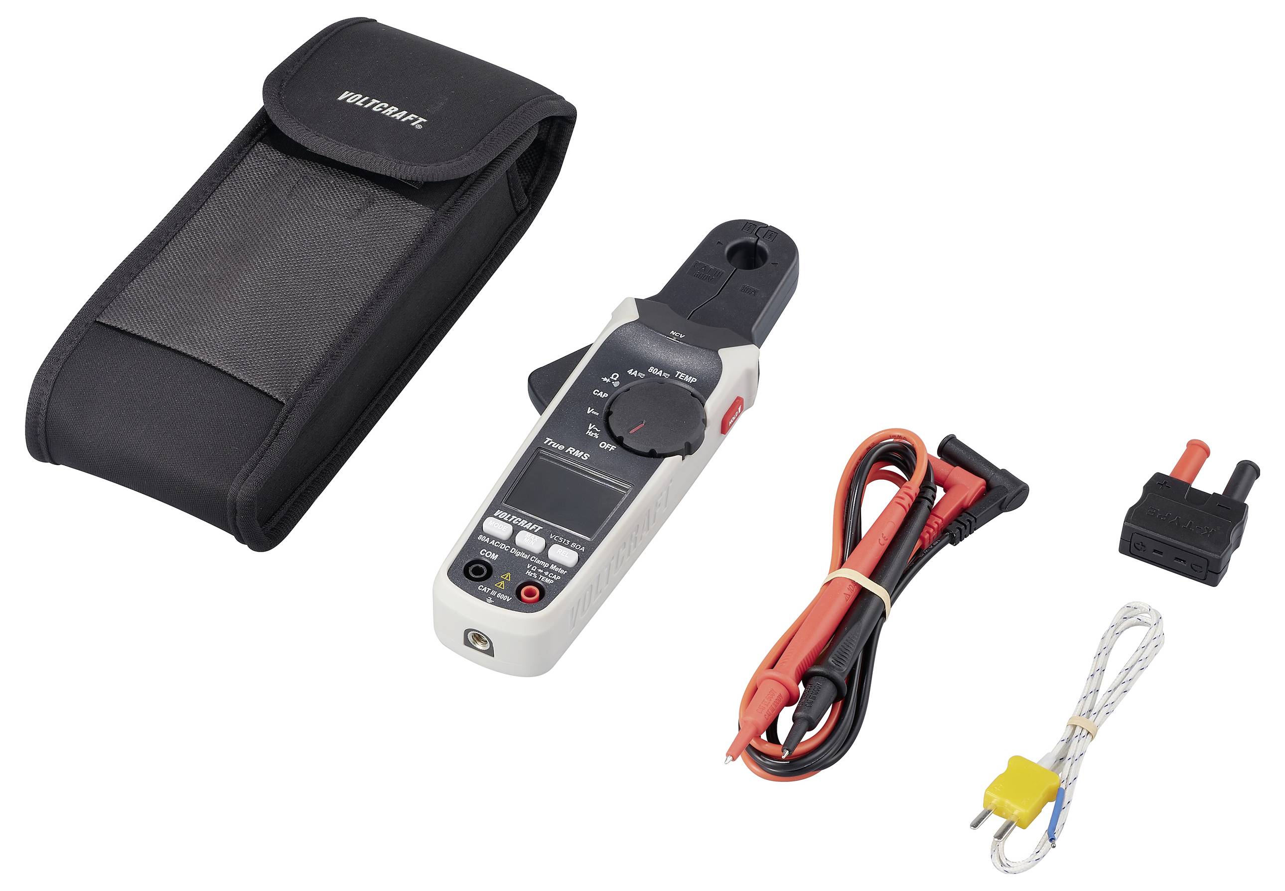 Ein digitales Zangenmessgerät mit Zubehör, einschließlich Messspitzen, einem Transportkoffer und Anschlüssen, ordentlich auf einem weißen Hintergrund angeordnet.