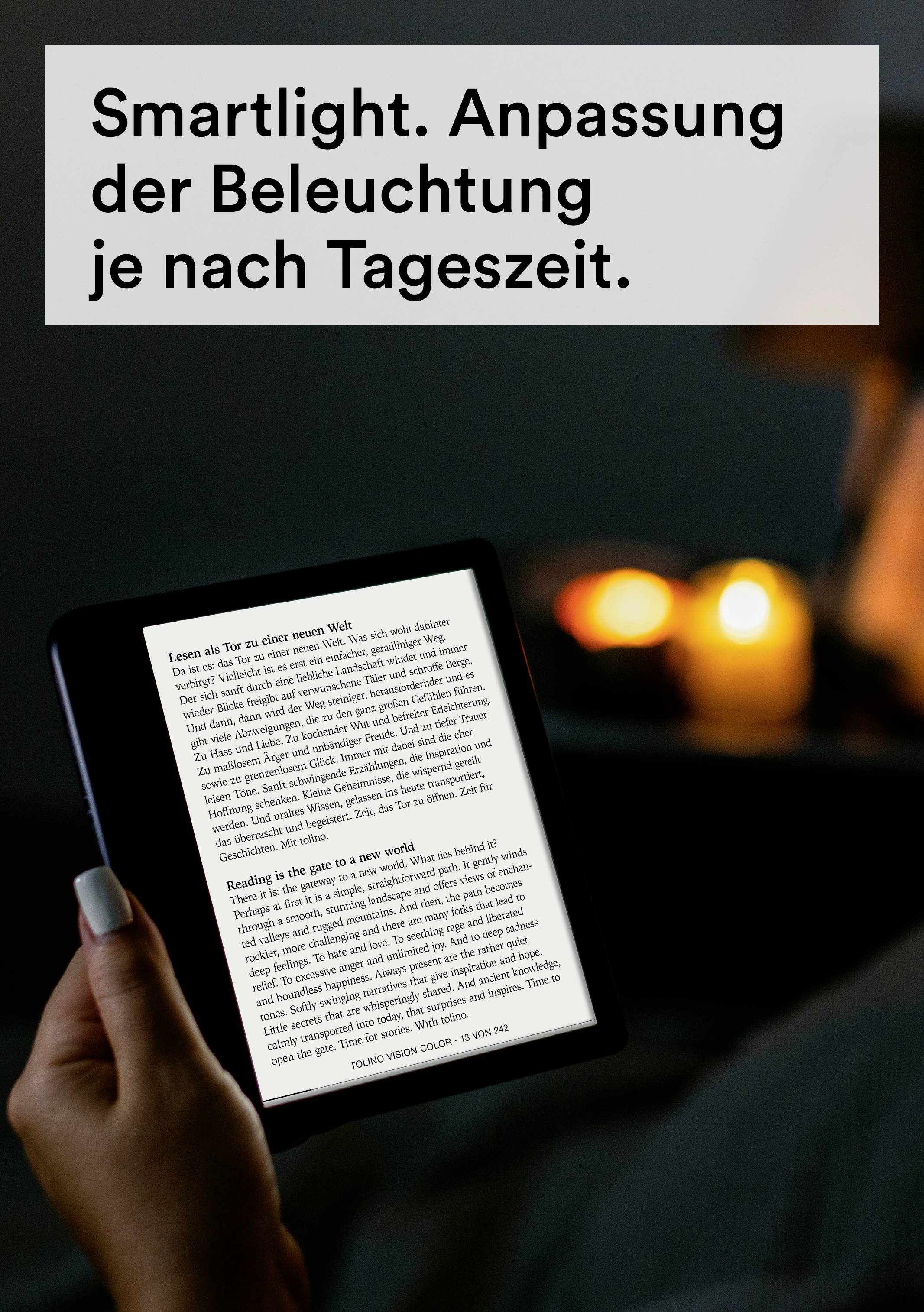 Eine Person hält ein E-Book-Reader, umgeben von Kerzenlicht. Der Text oben beschreibt die Funktion des Smartlights zur Anpassung der Beleuchtung nach Tageszeit.
