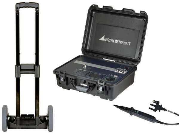 Koffer mit geöffneter Testausstattung der Marke Gossen Metrawatt, neben einem Transportwagen und Prüfstecker mit Messleitung.