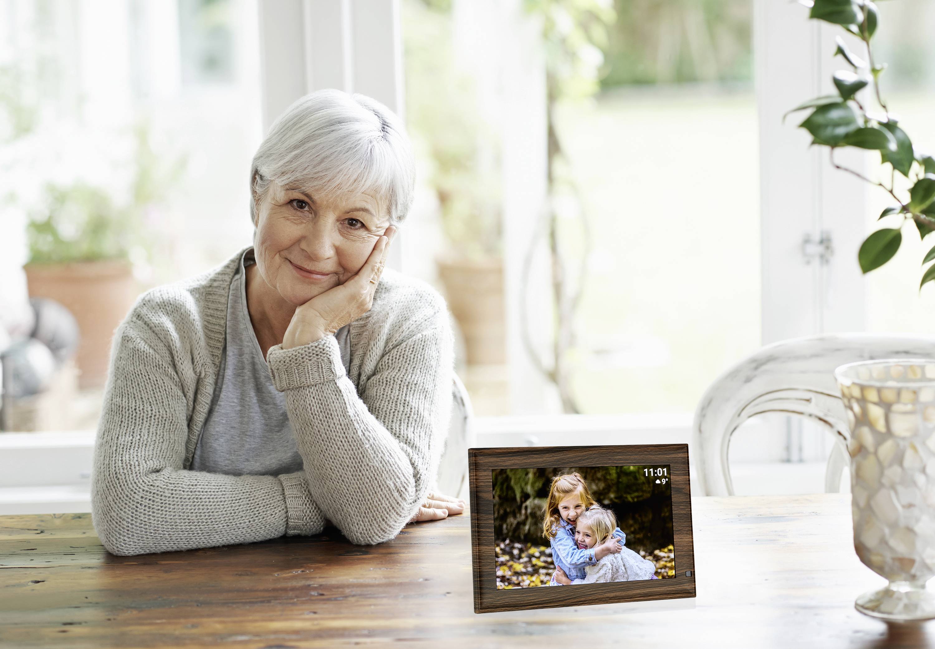 TFA Dostmann FRAMEO App Digitaler WiFi-Bilderrahmen 25.7cm 10.1 Zoll 1280 x 800 Pixel 32GB Holz (dunkel), Schwarz