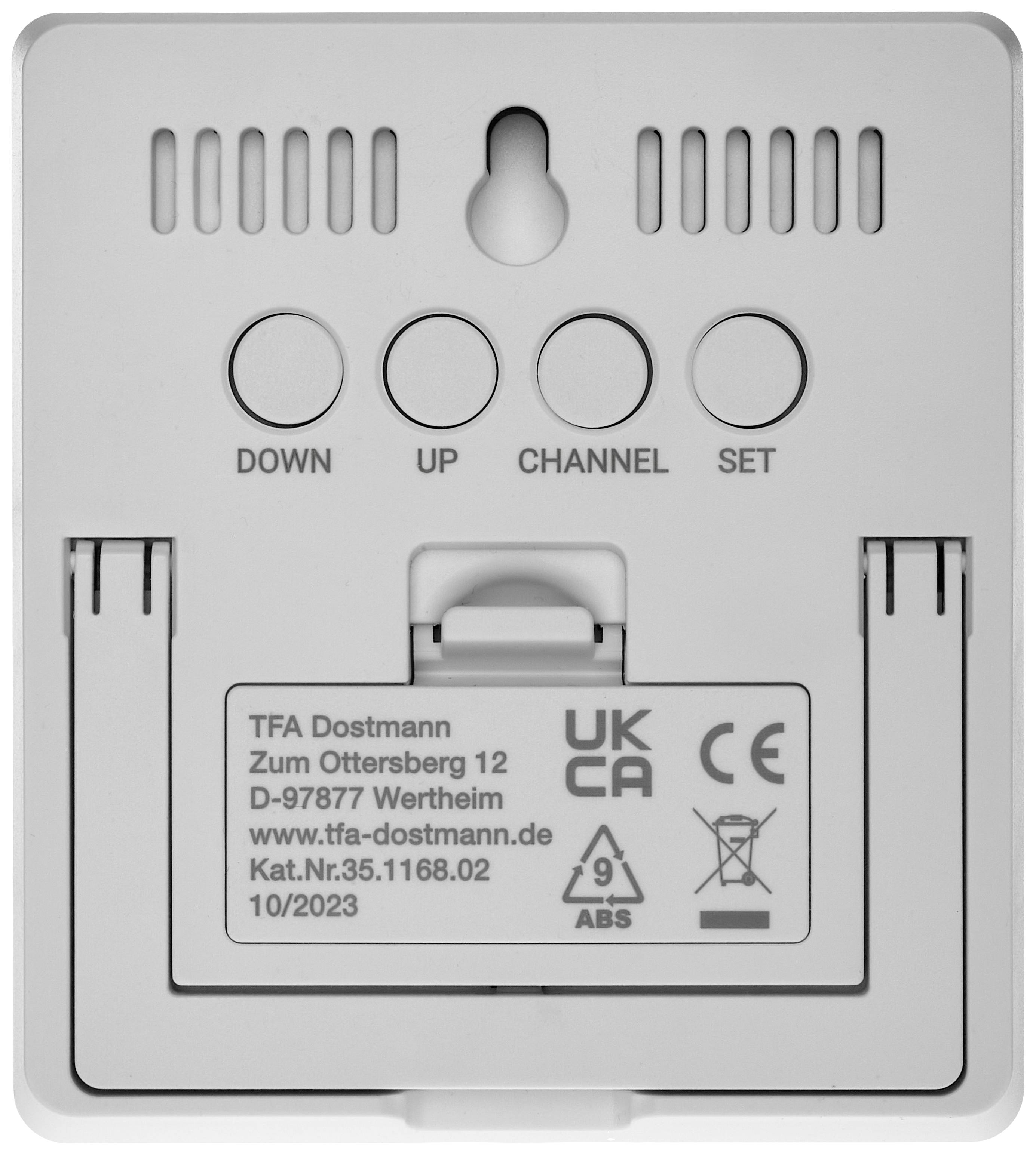 Rückseite einer elektronischen Fernbedienung mit Aufschrift 'DOWN, UP, CHANNEL, SET'. Firmenname und Adresse sind angegeben.