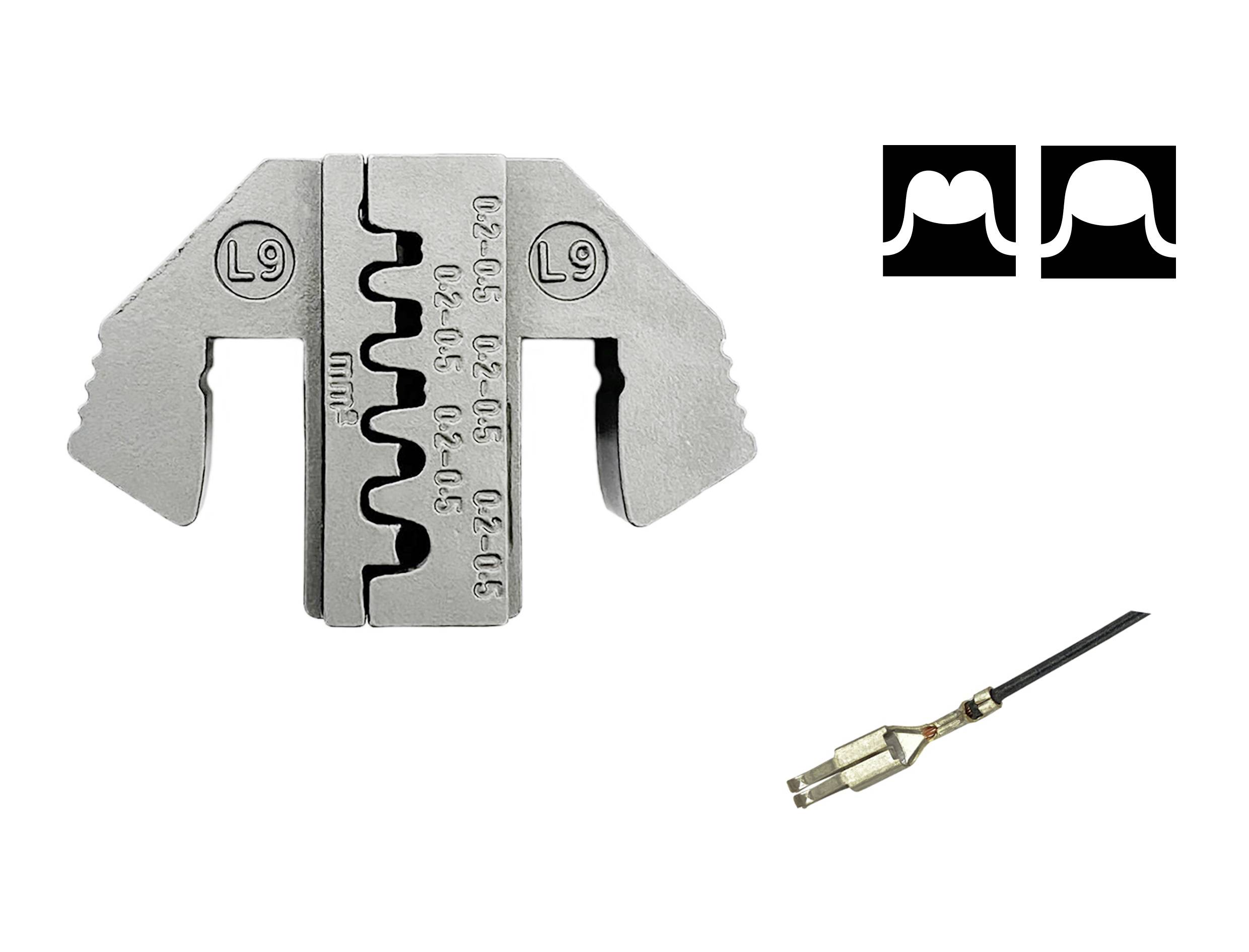 Kabelschuh-Crimper und Quetschverbinder mit zwei Aufsätzen, daneben ein Crimp-Stecker mit Kabel.