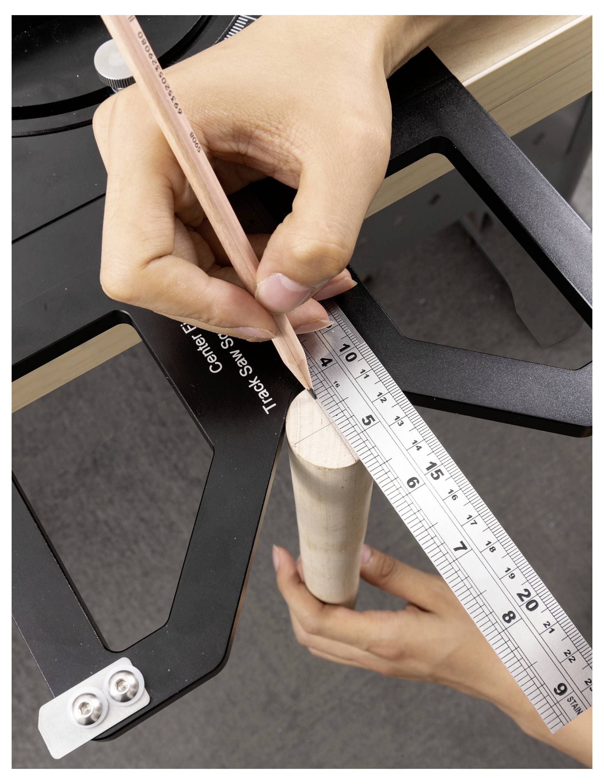 Hände, die einen Bleistift und ein Lineal verwenden, um einen Holzstift auf einer Schneidematte zu markieren und für ein präzises DIY-Projekt zu messen.