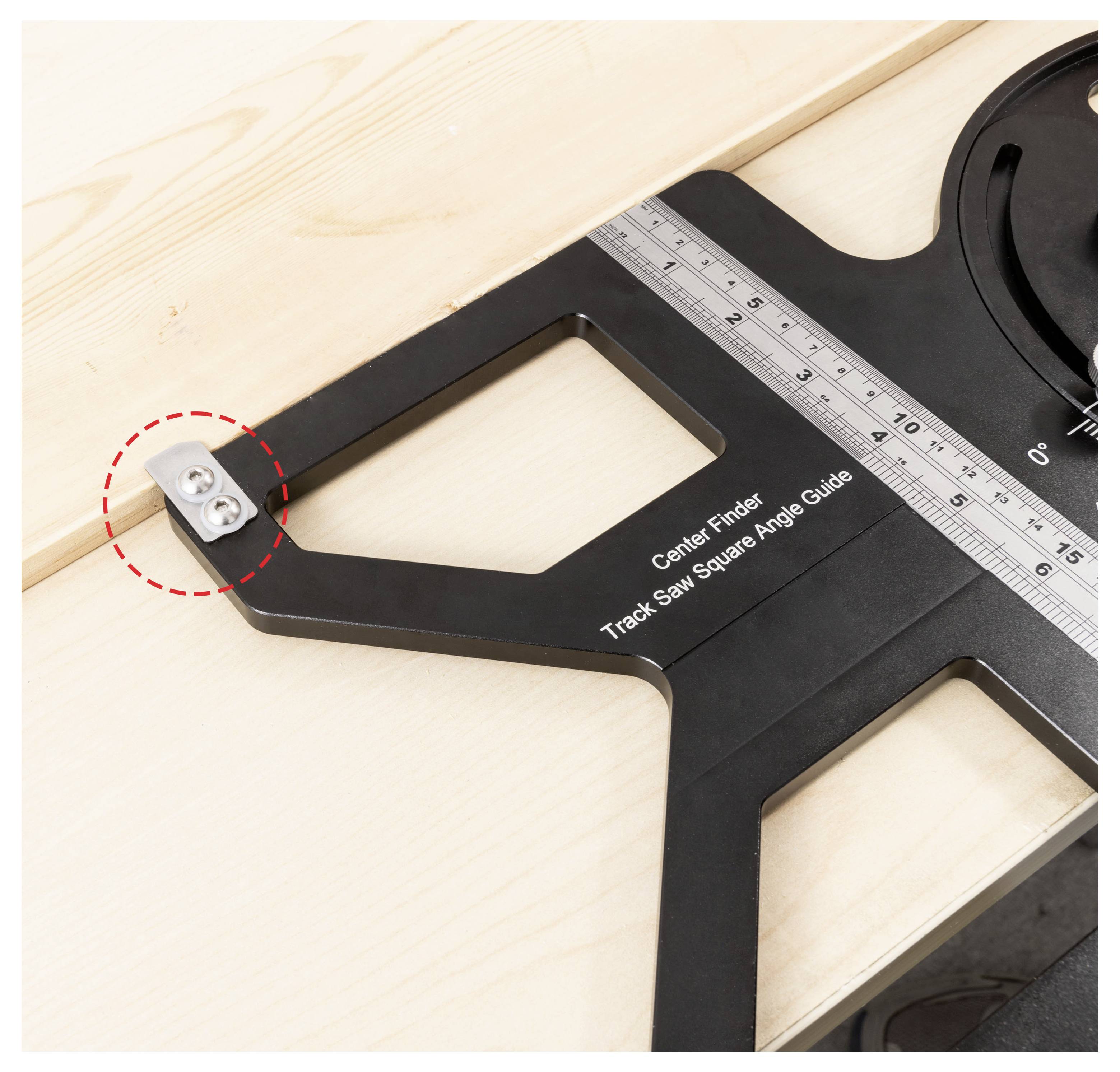 Nahaufnahme eines Führungslineals für Tauchsägen im rechten Winkel auf Holz, mit dem markierten Mittelpunktsucher durch einen roten gestrichelten Kreis.
