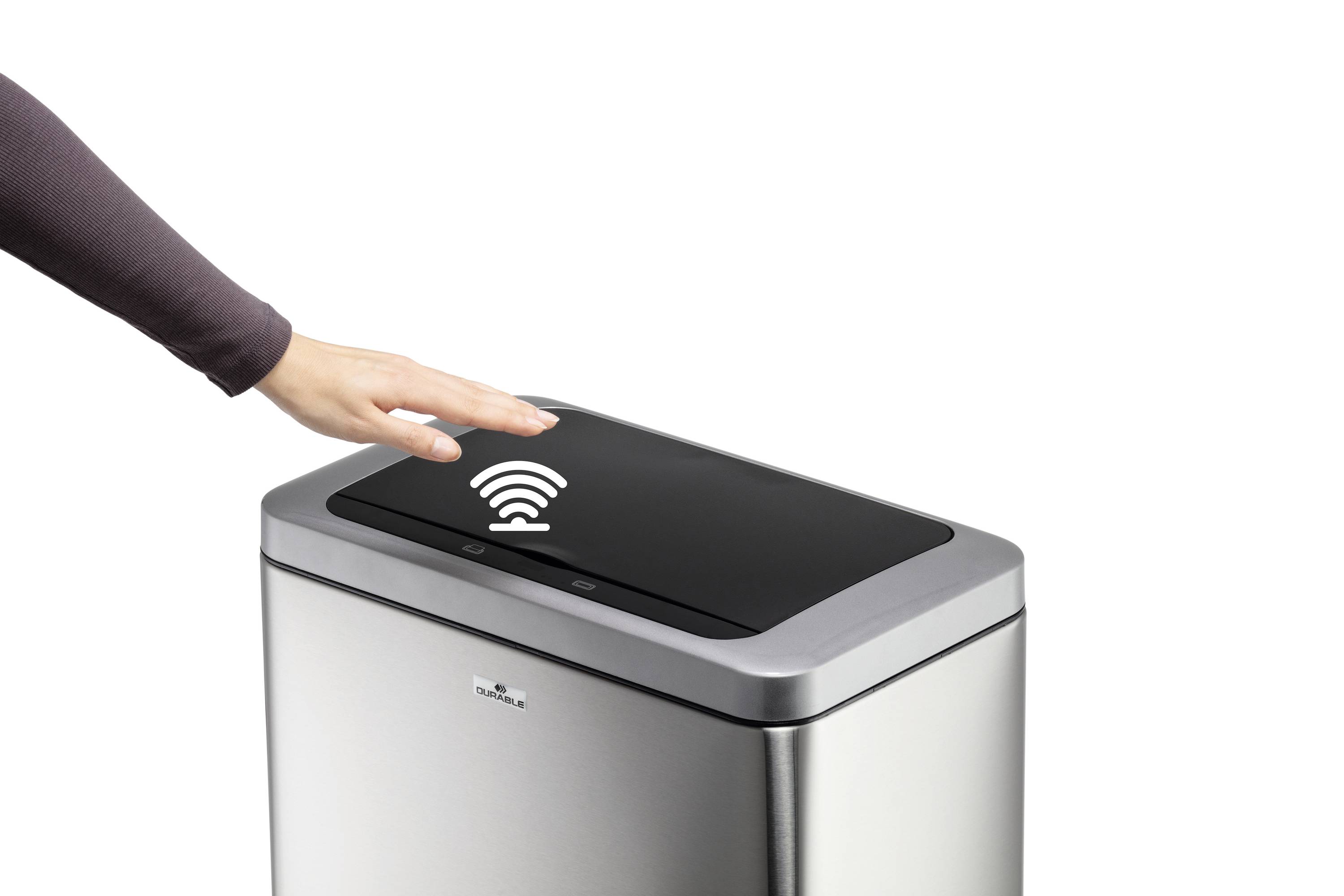 Eine Hand öffnet berührungslos einen Mülleimer mit Sensor. Der Mülleimer ist silbern und hat ein schwarzes Bedienelement mit WLAN-Symbol.
