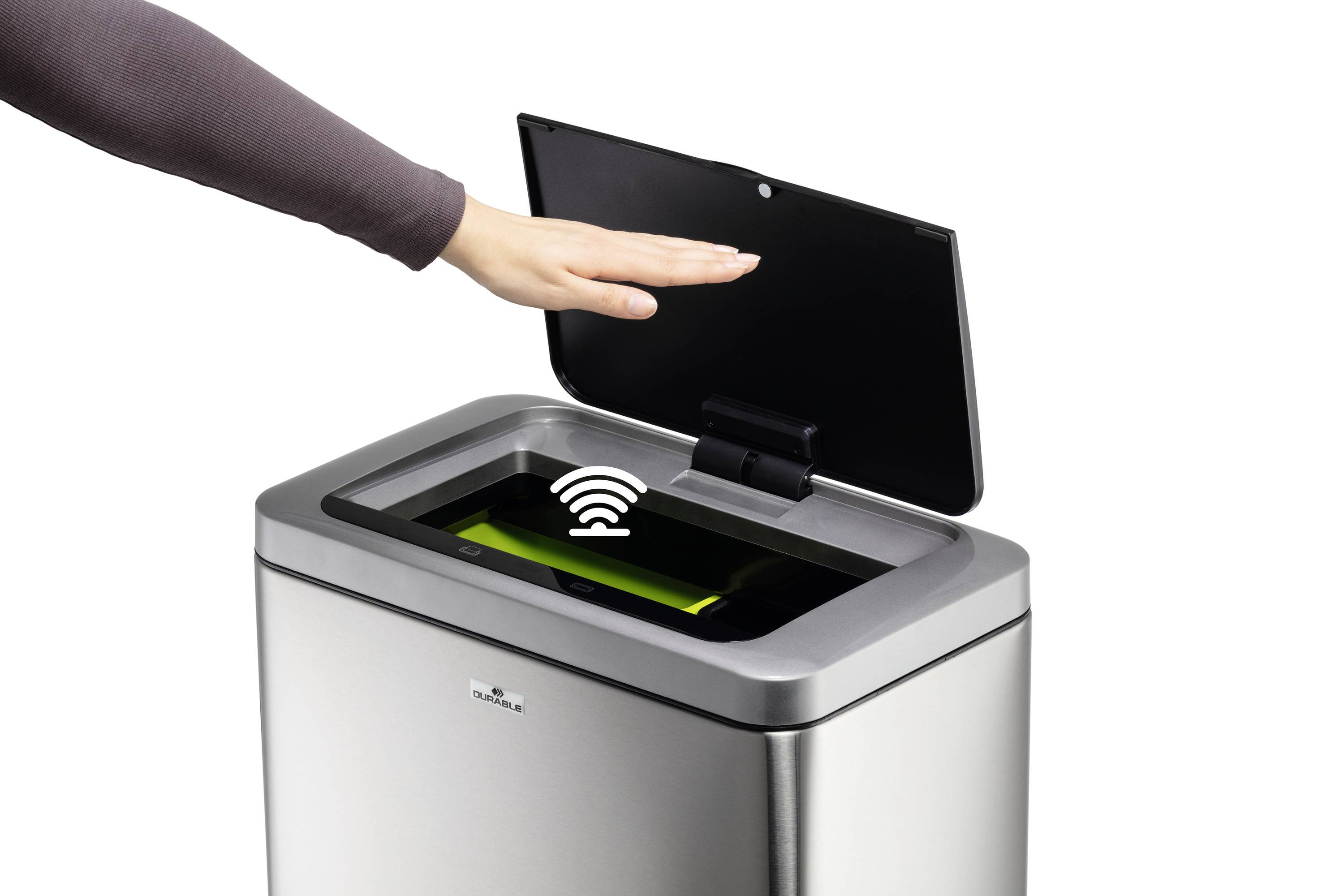 Eine Hand aktiviert berührungslos einen Mülleimer mit Sensor; der Deckel öffnet sich automatisch.