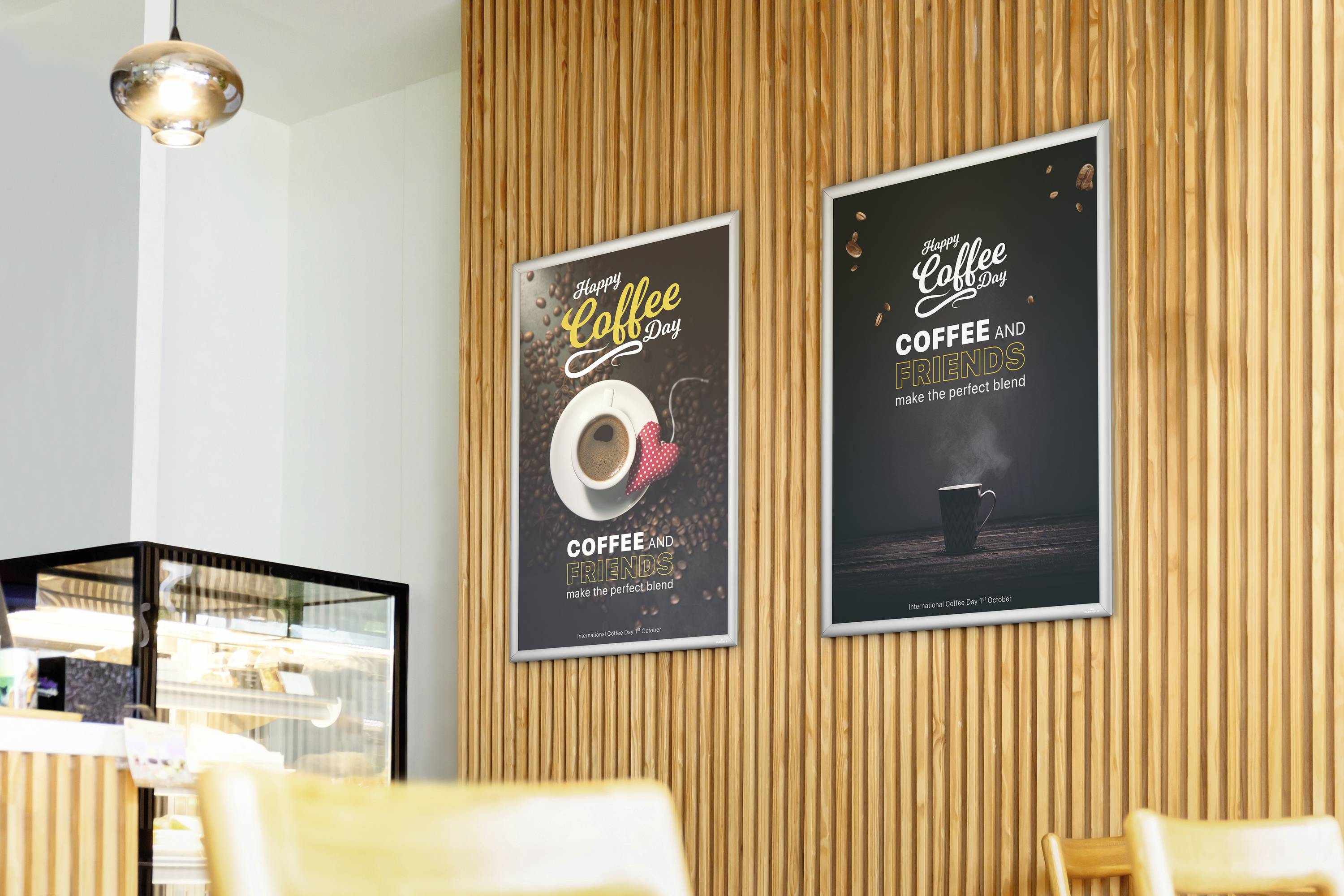 Ein Café mit Holzverkleidung. Zwei Poster an der Wand bewerben Kaffee: eines mit Tasse, das andere mit Becher. Ein Kühlschrank links.