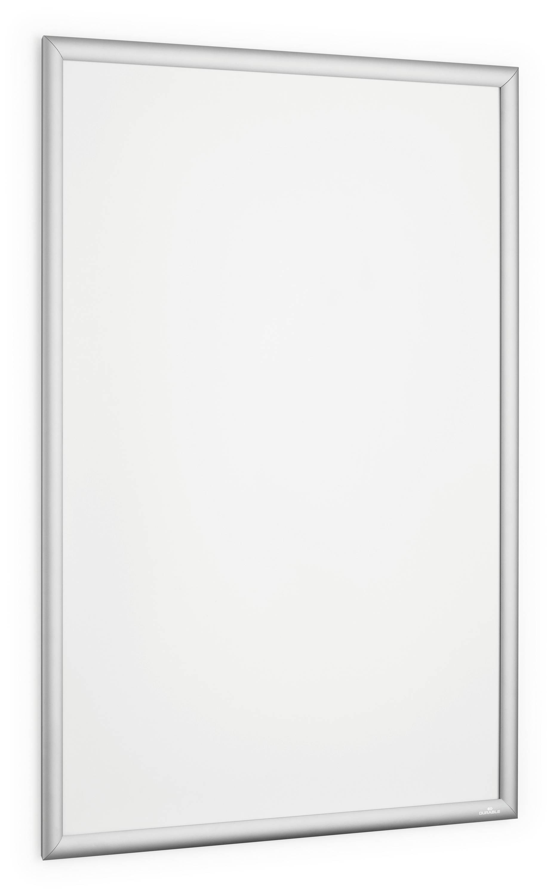 Ein leerer, silber gerahmter, rechteckiger Bilderrahmen mit weißem Hintergrund, hängt an einer Wand.