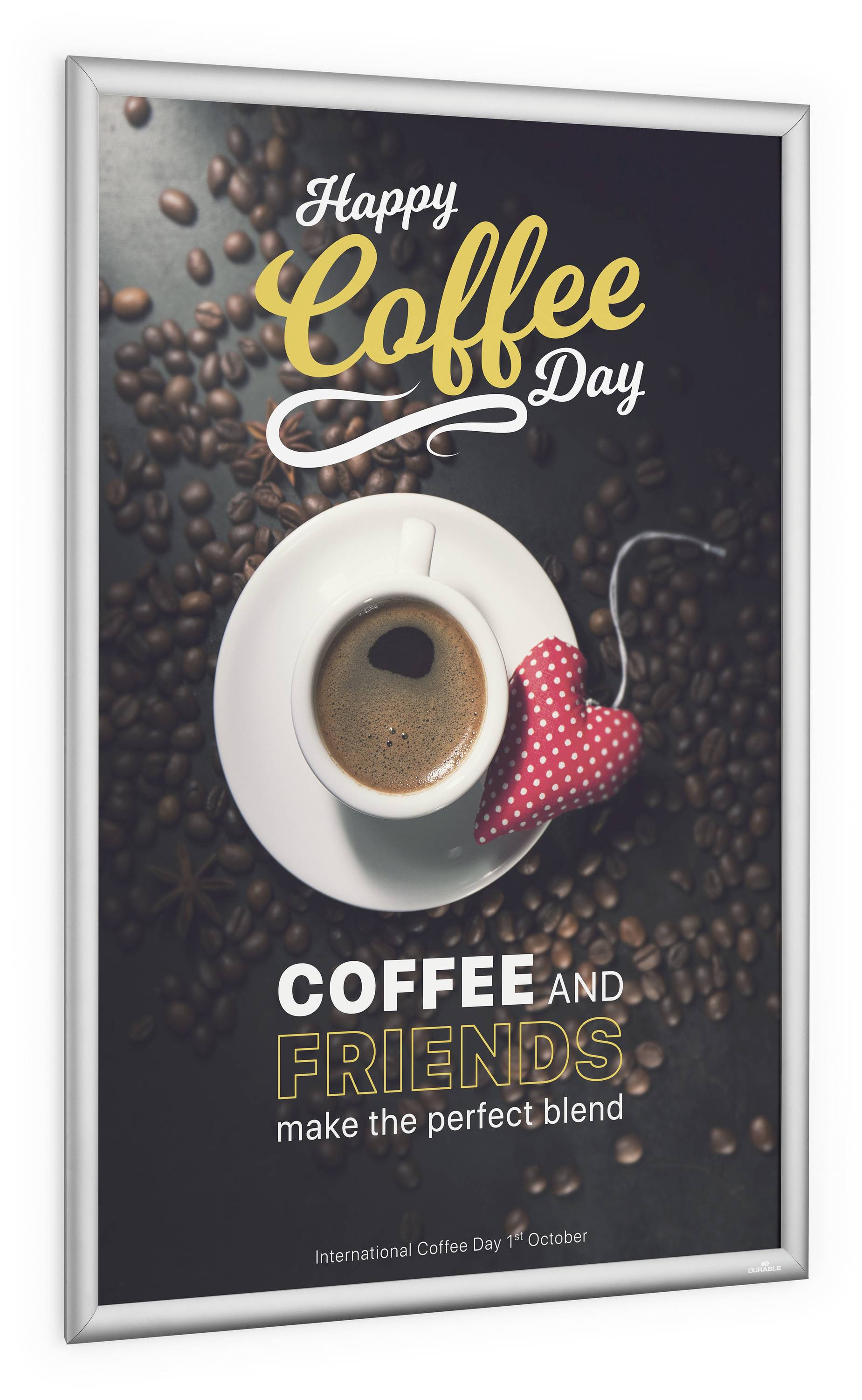 Poster mit Tasse Kaffee, Kaffeebohnen und kleinem Herz, darauf steht: 'Happy Coffee Day'. Text darunter: 'Coffee and friends make the perfect blend'.
