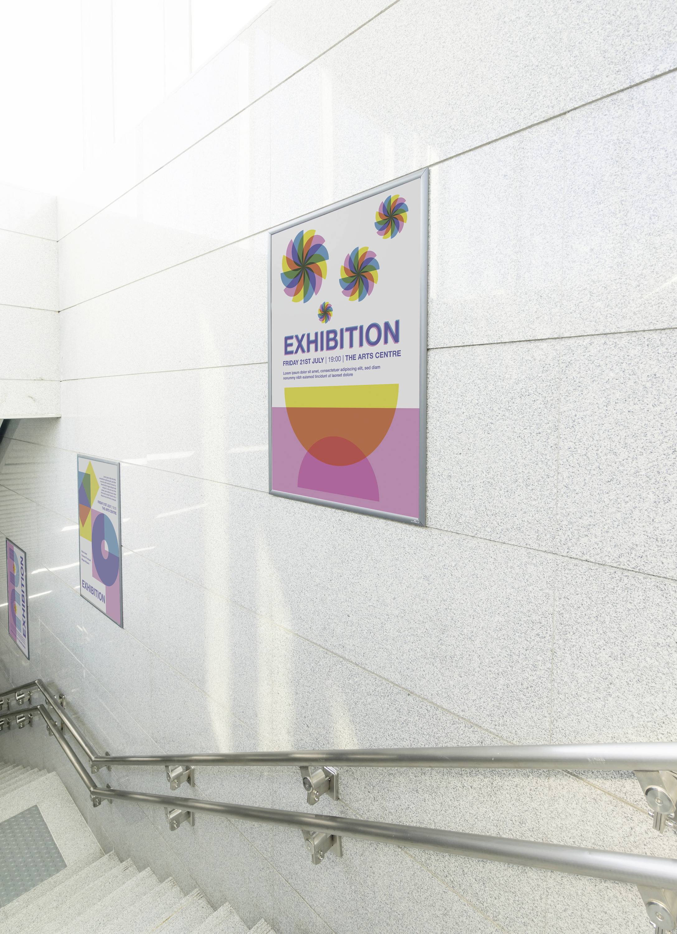 Ein Plakat in einem Treppenhaus wirbt für eine Ausstellung im Kunstzentrum. Es zeigt bunte Windräder und Text 'EXHIBITION'.