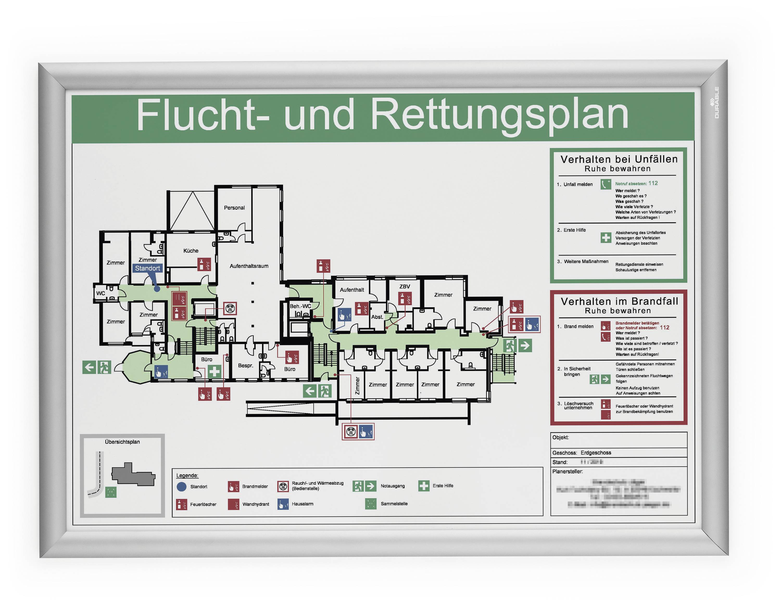 Flucht- und Rettungsplan zeigt Gebäudegrundriss mit Notausgängen und Sammelpunkten. Hinweise für Verhalten bei Unfällen und im Brandfall.