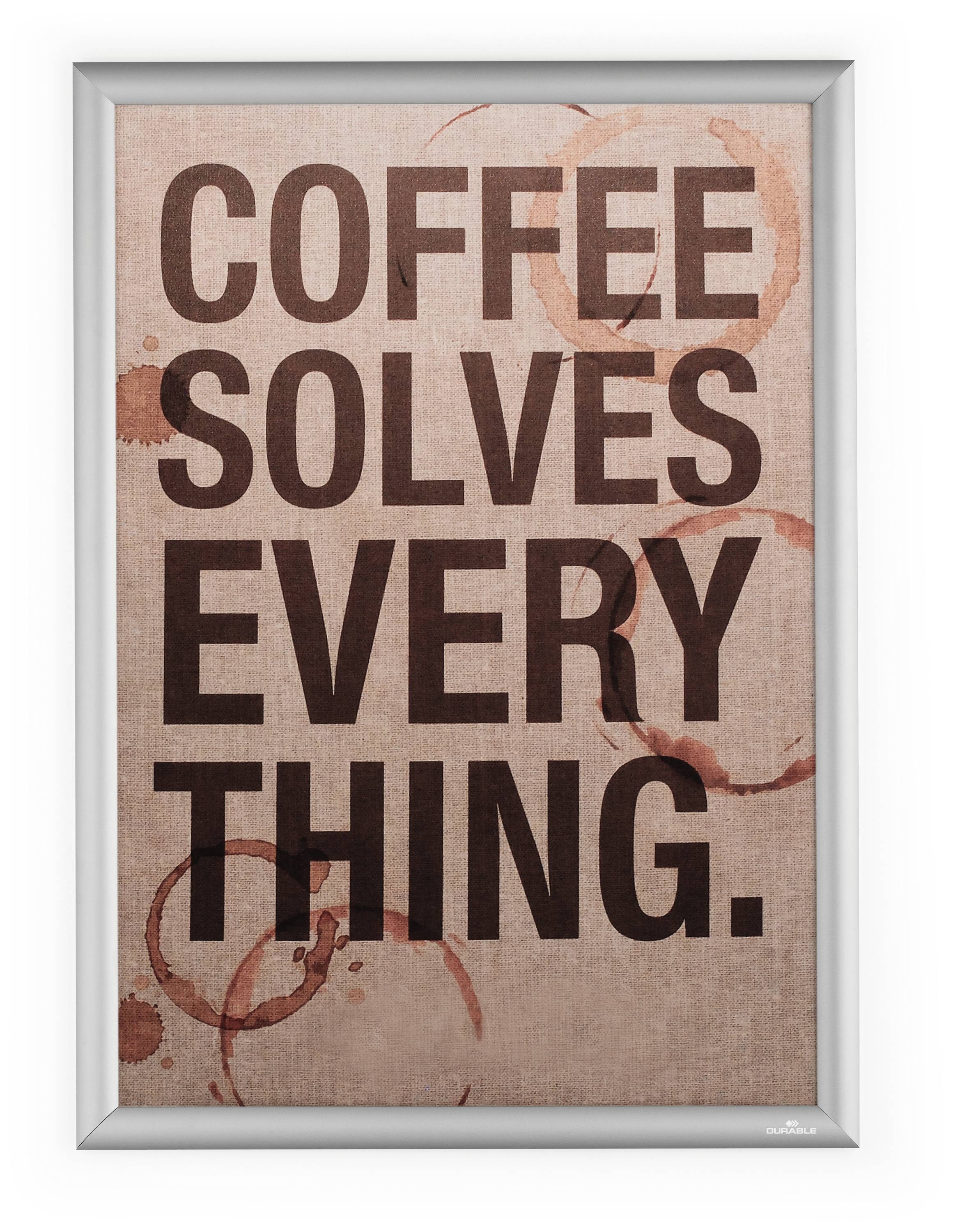 Plakat mit großem Text 'COFFEE SOLVES EVERYTHING.' und Hintergrund aus Kaffeeflecken auf braunem Papier.