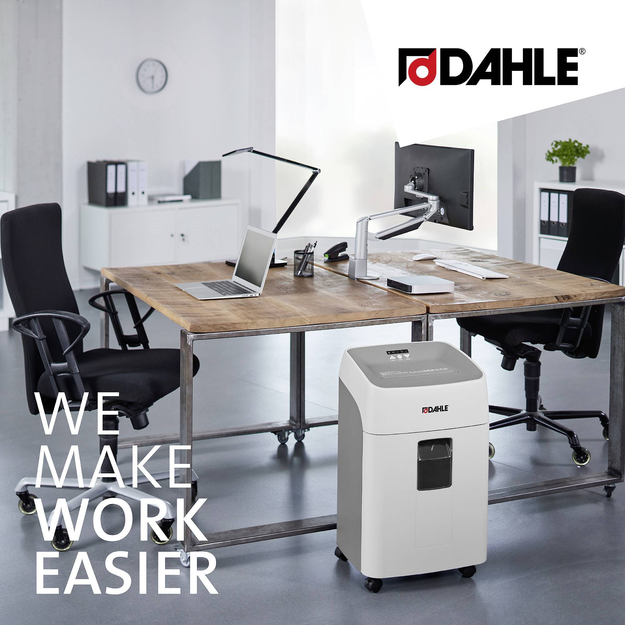 Büro mit zwei Schreibtischen und schwarzen Stühlen. Im Vordergrund ein Aktenvernichter. Text: 'We make work easier'.