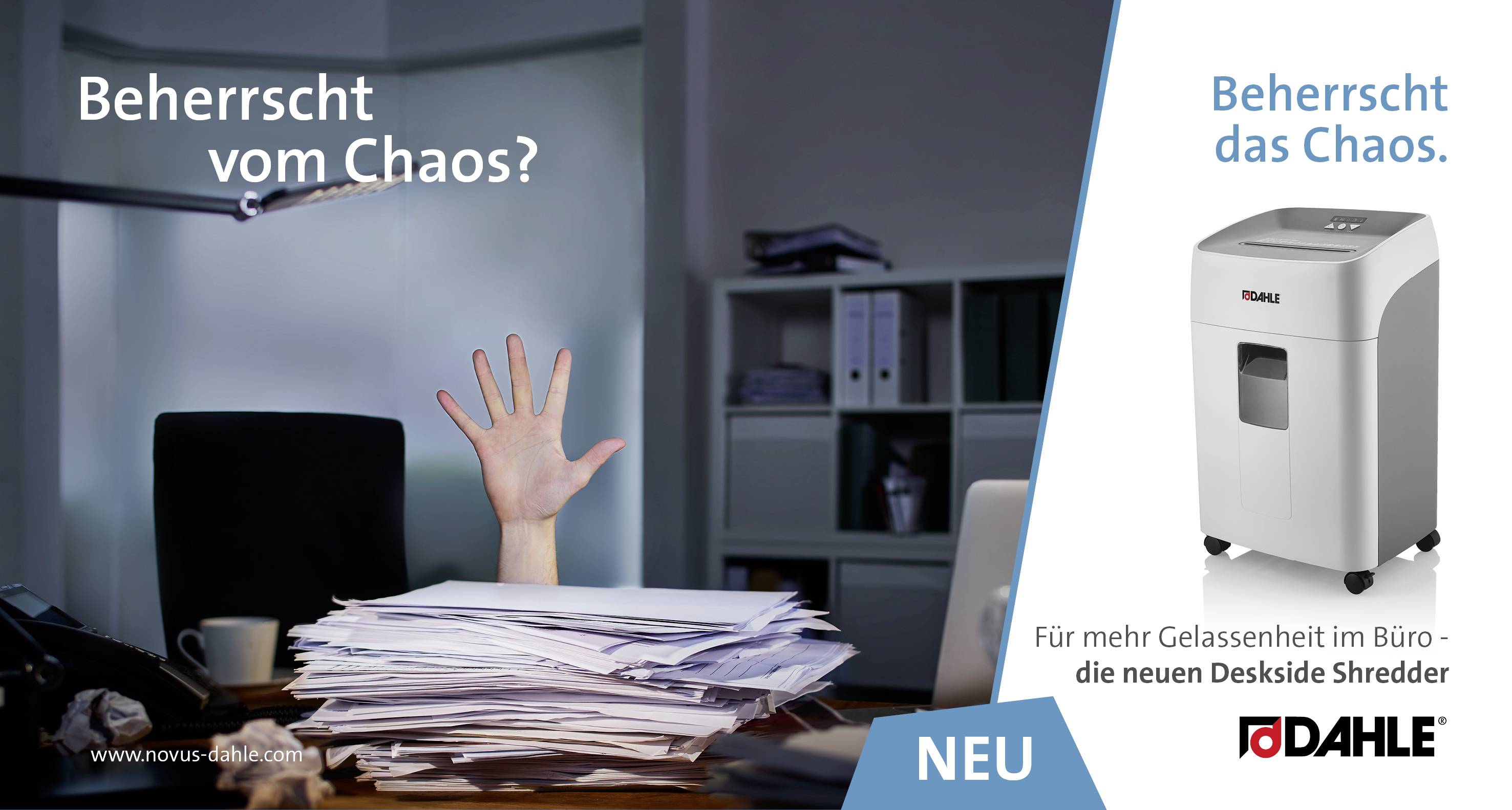 Ein Schreibtisch mit einem großen Stapel Papiere, aus dem eine Hand ragt. Rechts ein Papier-Shredder mit der Aufschrift 'Beherrscht das Chaos.'