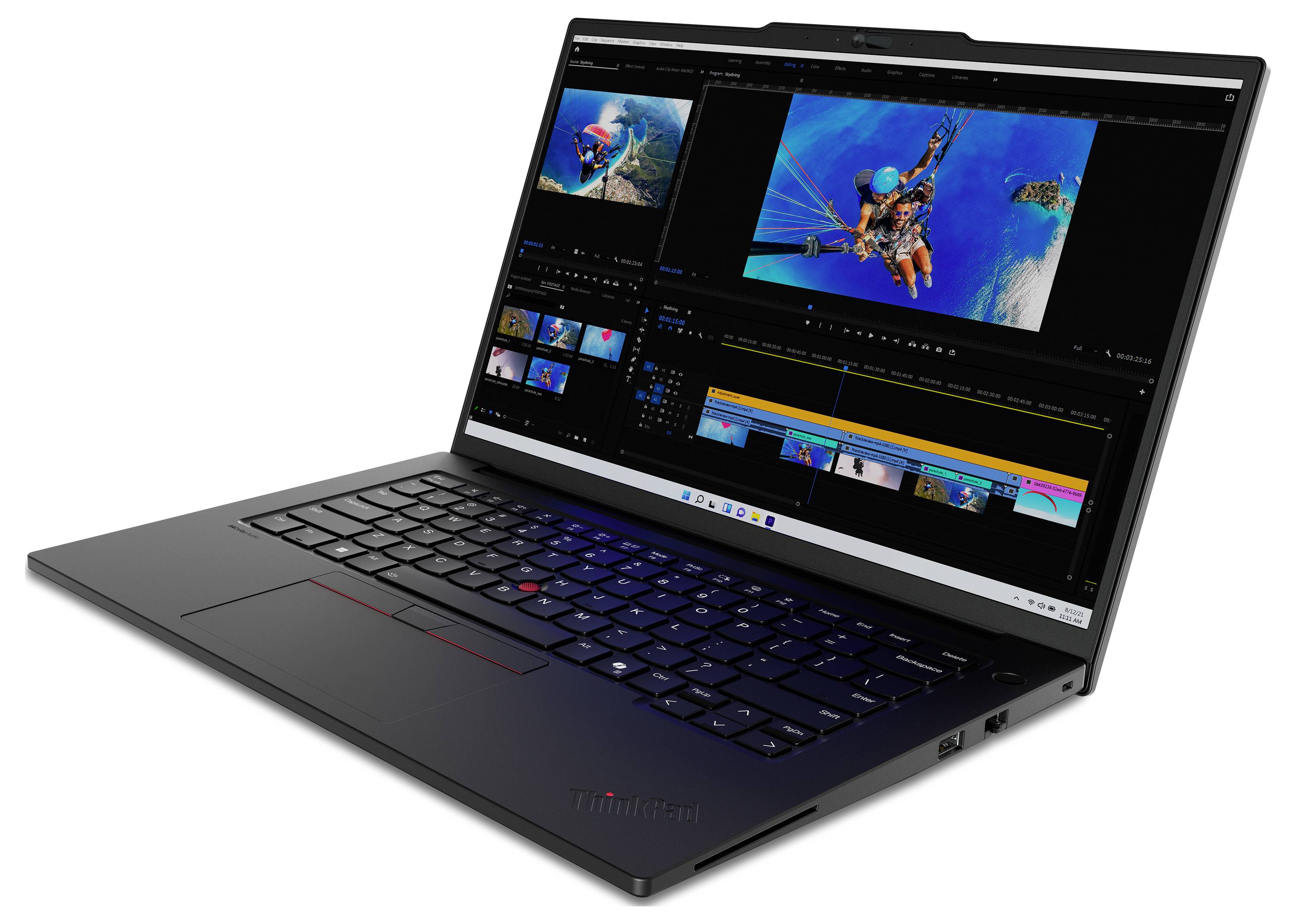 Laptop mit geöffneter Videobearbeitungssoftware; zeigt Szenen von Tauchern in blauen Ozean, Zeitleiste und Bearbeitungswerkzeuge.
