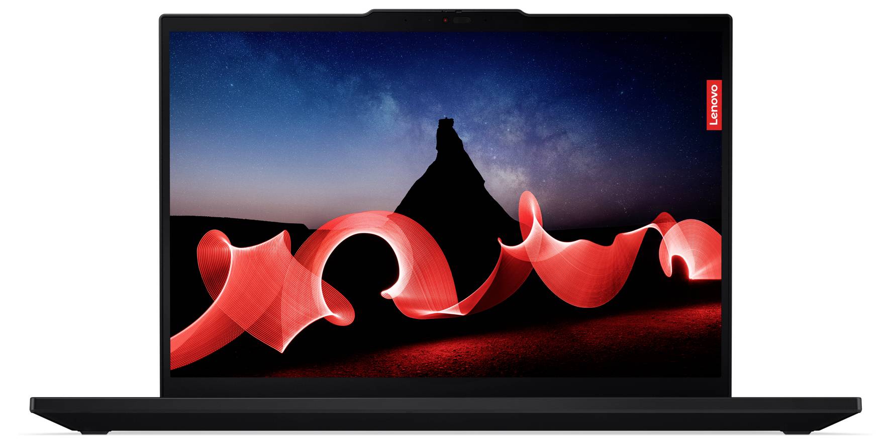Ein Laptop mit eingeschaltetem Bildschirm zeigt ein Landschaftsbild mit rotem Lichtband vor einem Berg. Lenovo-Logo an der Seite.