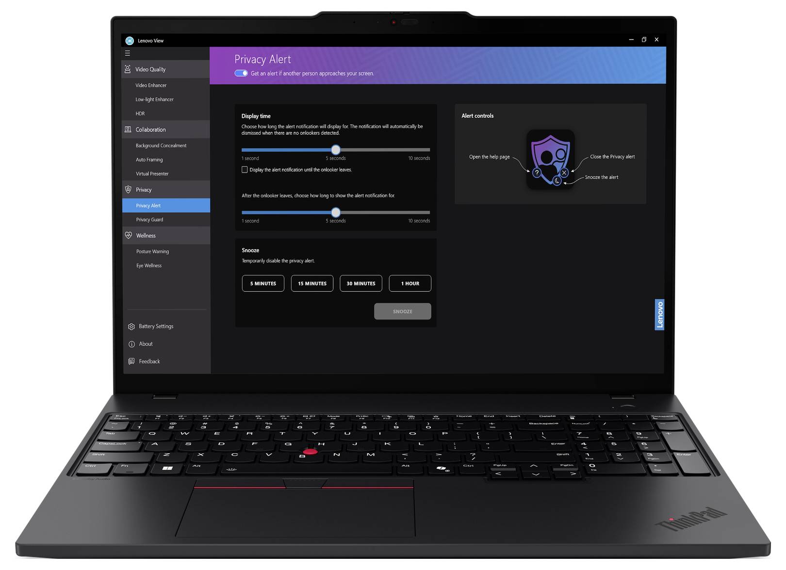 Ein Laptop mit geöffneter Anwendung; ein Datenschutzwarn-Fenster mit Optionen wie 'Stillhalten' oder 'Schließen' ist sichtbar.