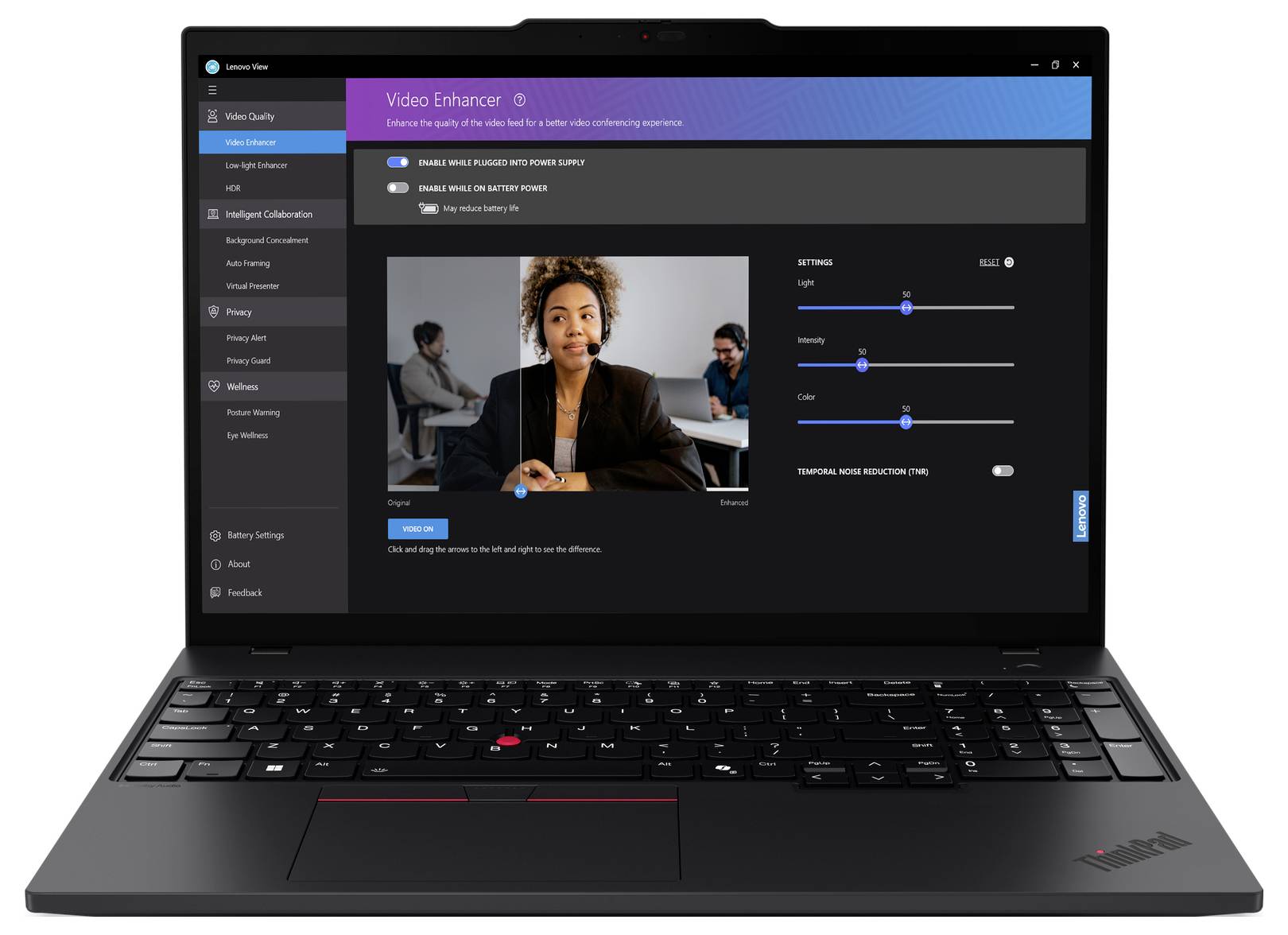 Laptop mit geöffneter Video-Optimierungssoftware auf dem Bildschirm. Eine Videokonferenz ist zu sehen, daneben Einstellungsregler.
