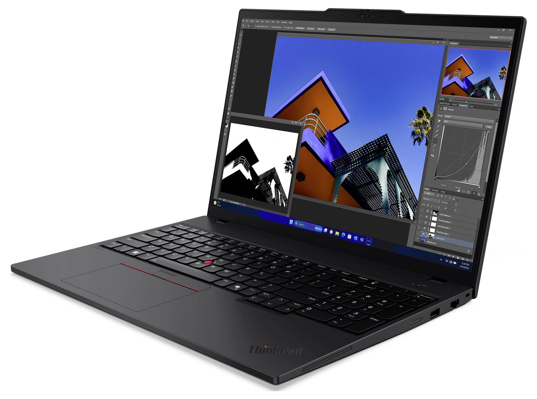 Ein aufgeklappter Laptop zeigt ein Bildbearbeitungsprogramm mit Fotos moderner Architektur auf dem Bildschirm.