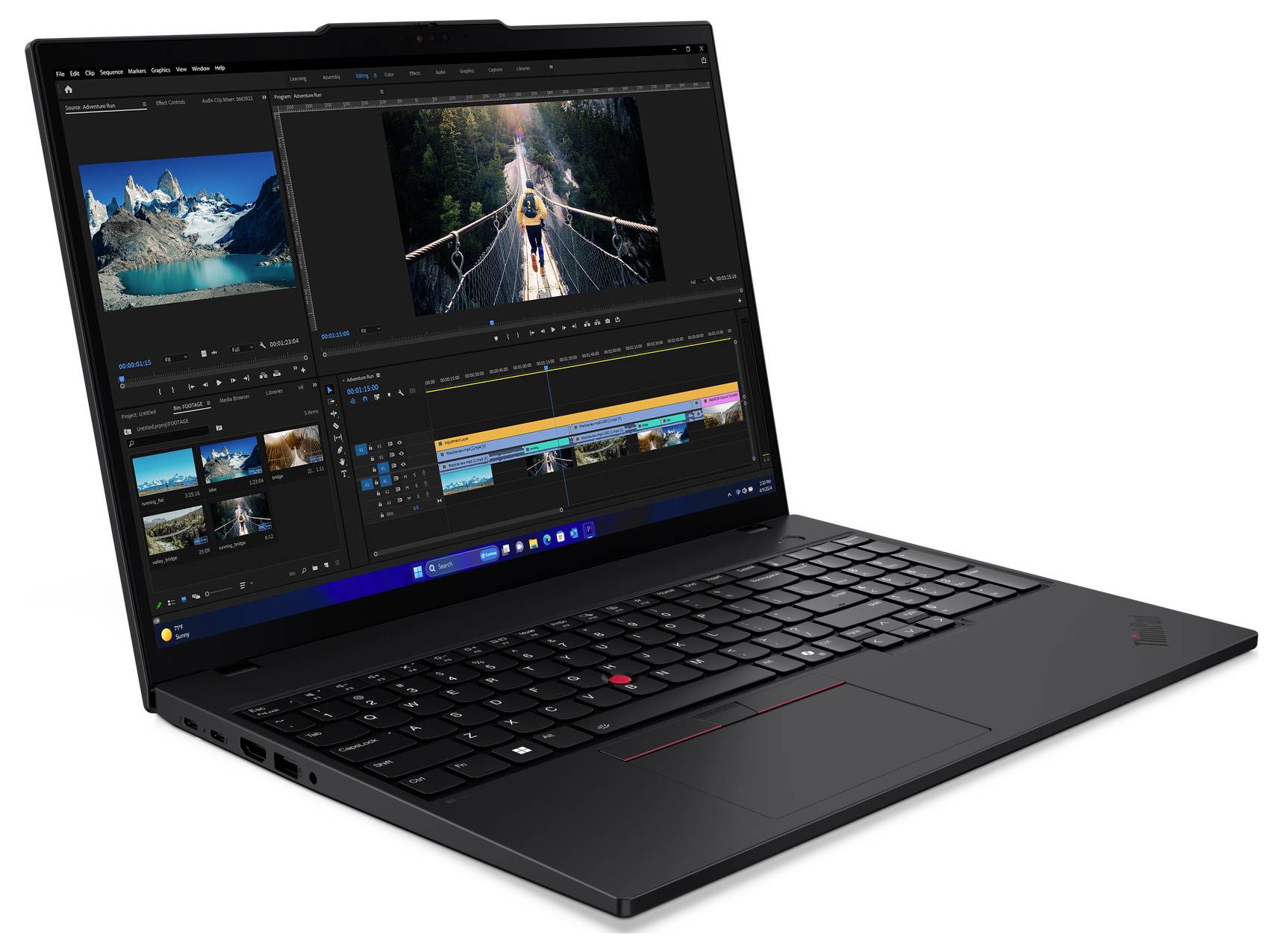 Das Bild zeigt einen geöffneten Laptop, auf dessen Bildschirm Videobearbeitungssoftware läuft. Mehrere Clips und Bearbeitungswerkzeuge sind sichtbar.