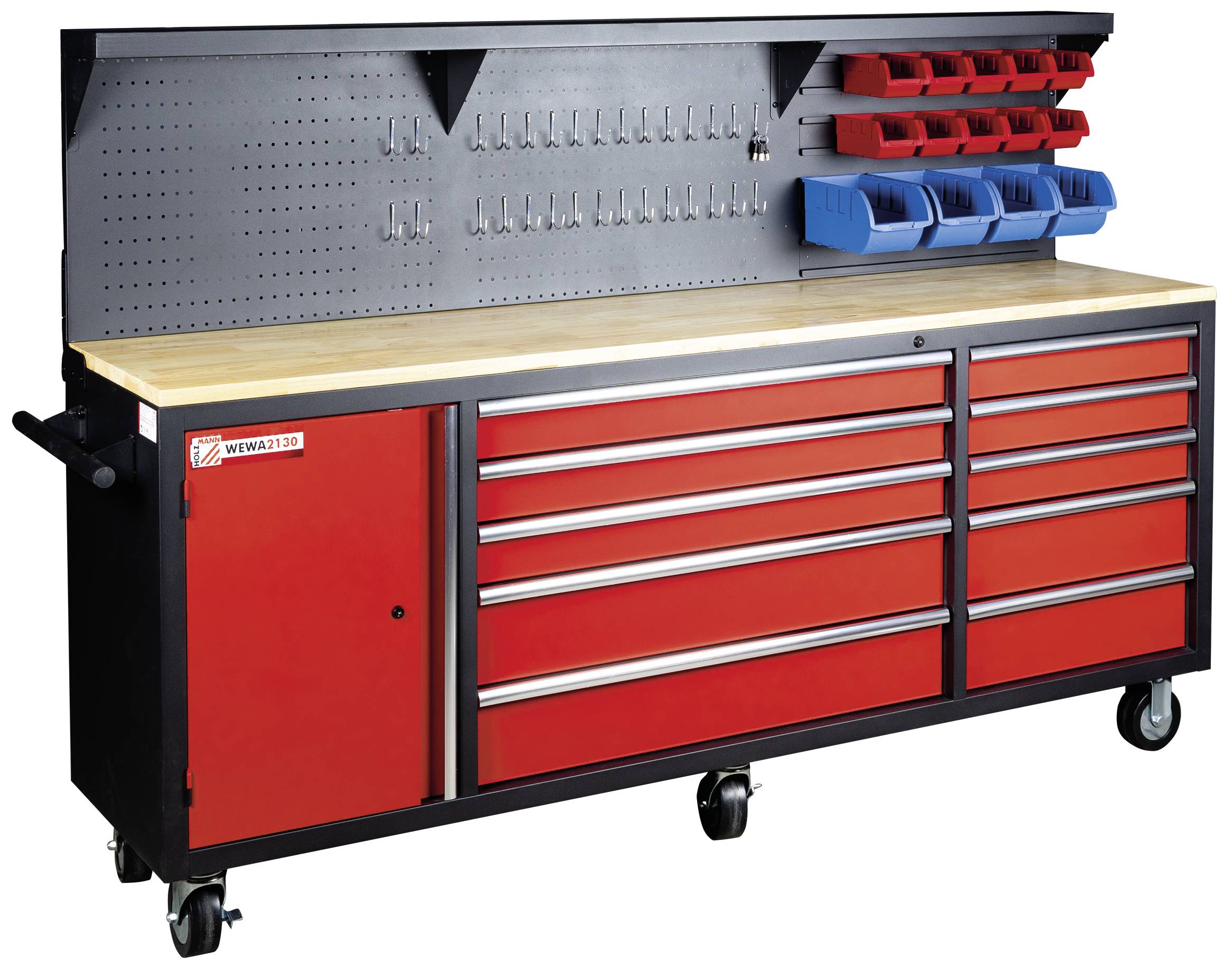 Rote Werkbank mit Metallstruktur, Schubladen und Ablagefächern. Oberhalb befinden sich Haken und blaue Behälter zur Werkzeuglagerung.