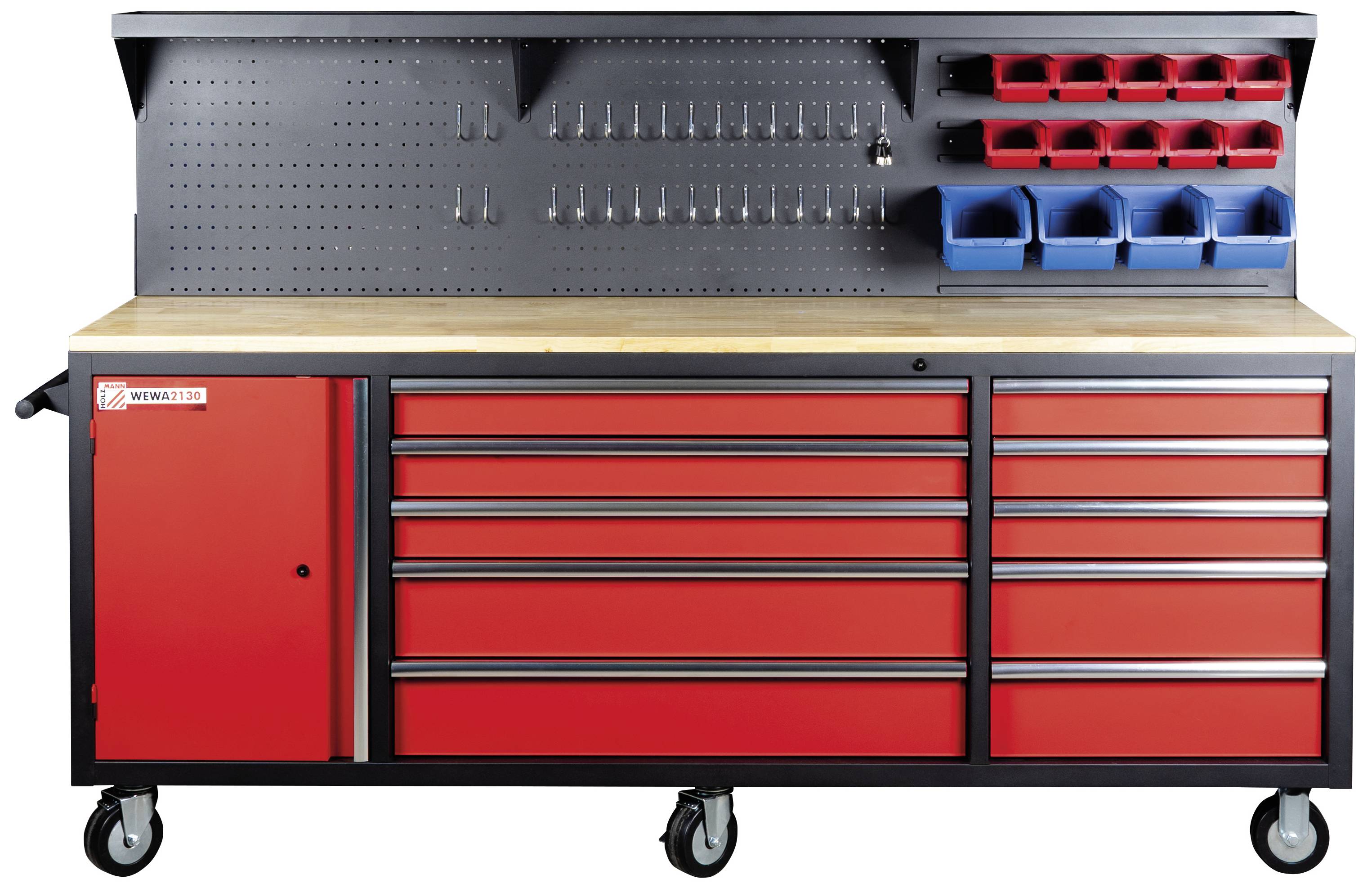 Werkbank mit Holzoberfläche, roten Schubladen und einem schwarzen Aufsatz mit Haken, Regalen und blauen Behältern für Werkzeuge.
