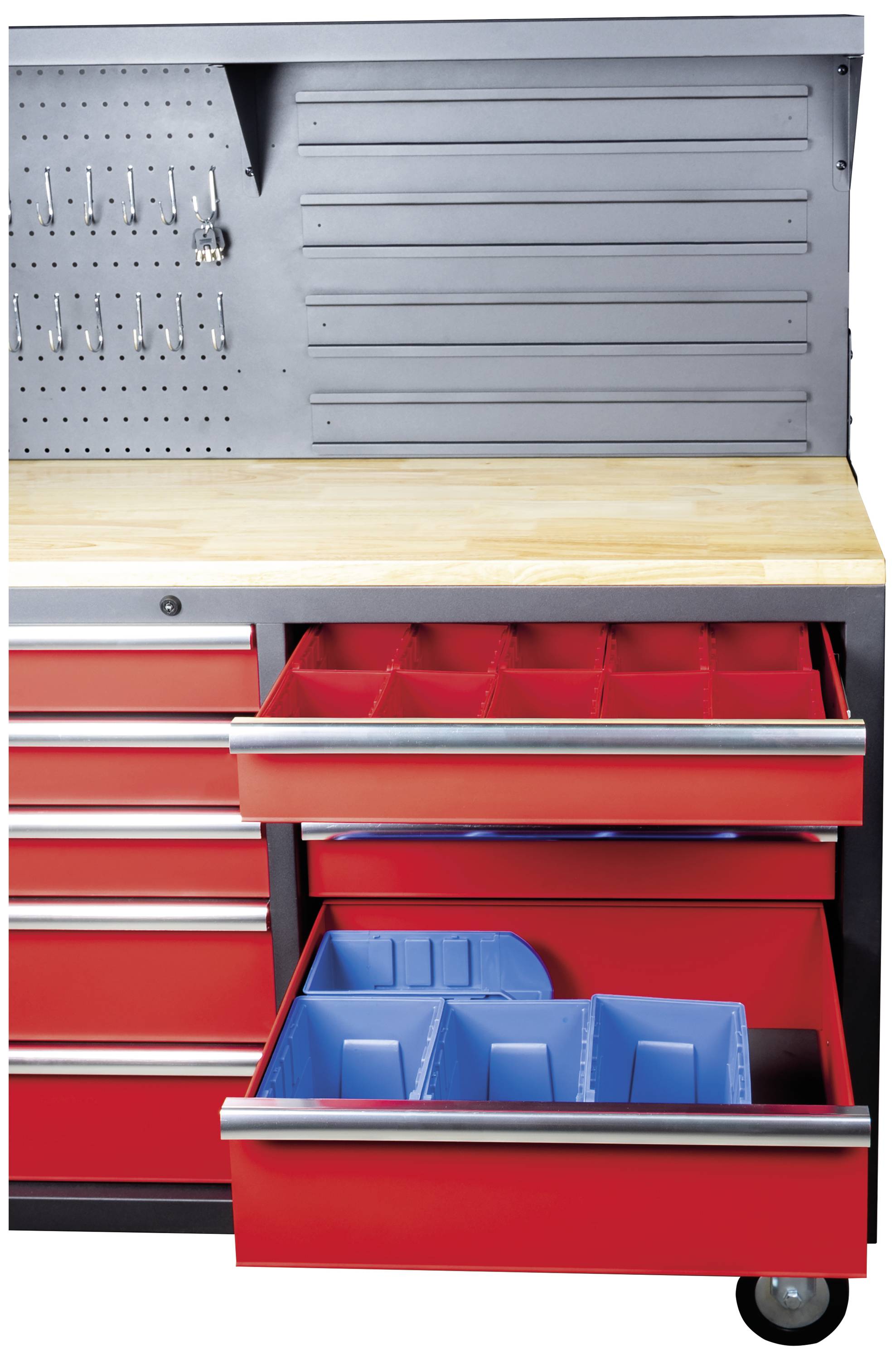 Rote Werkbank mit Schubladen und Rollen, teilweise geöffnet, zeigt Aufbewahrungsfächer. Hintergrund mit Hakenleiste und Holzplatte.