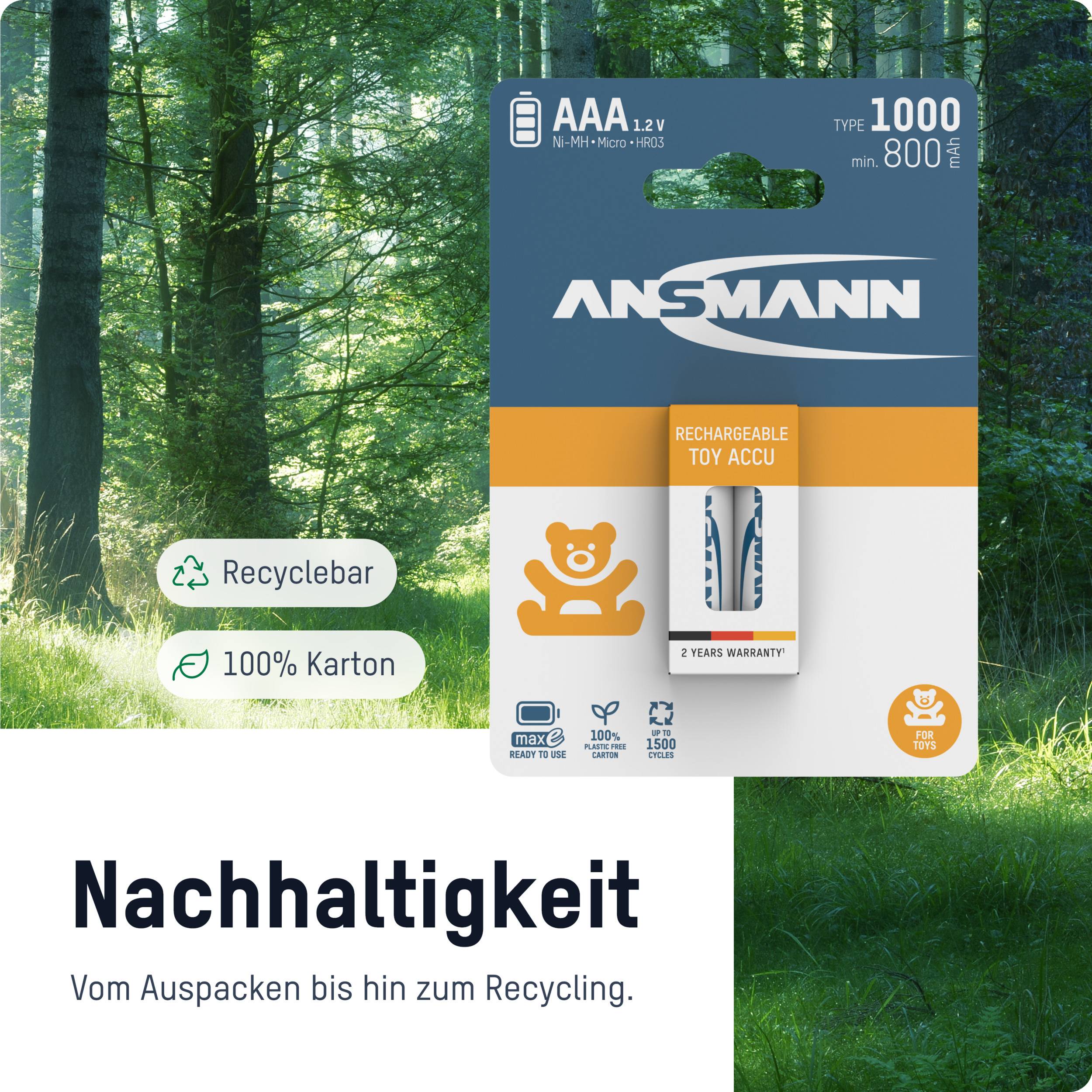 Akkupackung im Wald, betont Nachhaltigkeit. Enthält recyclebaren AAA-Akku, geeignet für Spielzeug, mit bis zu 1000 Ladezyklen.