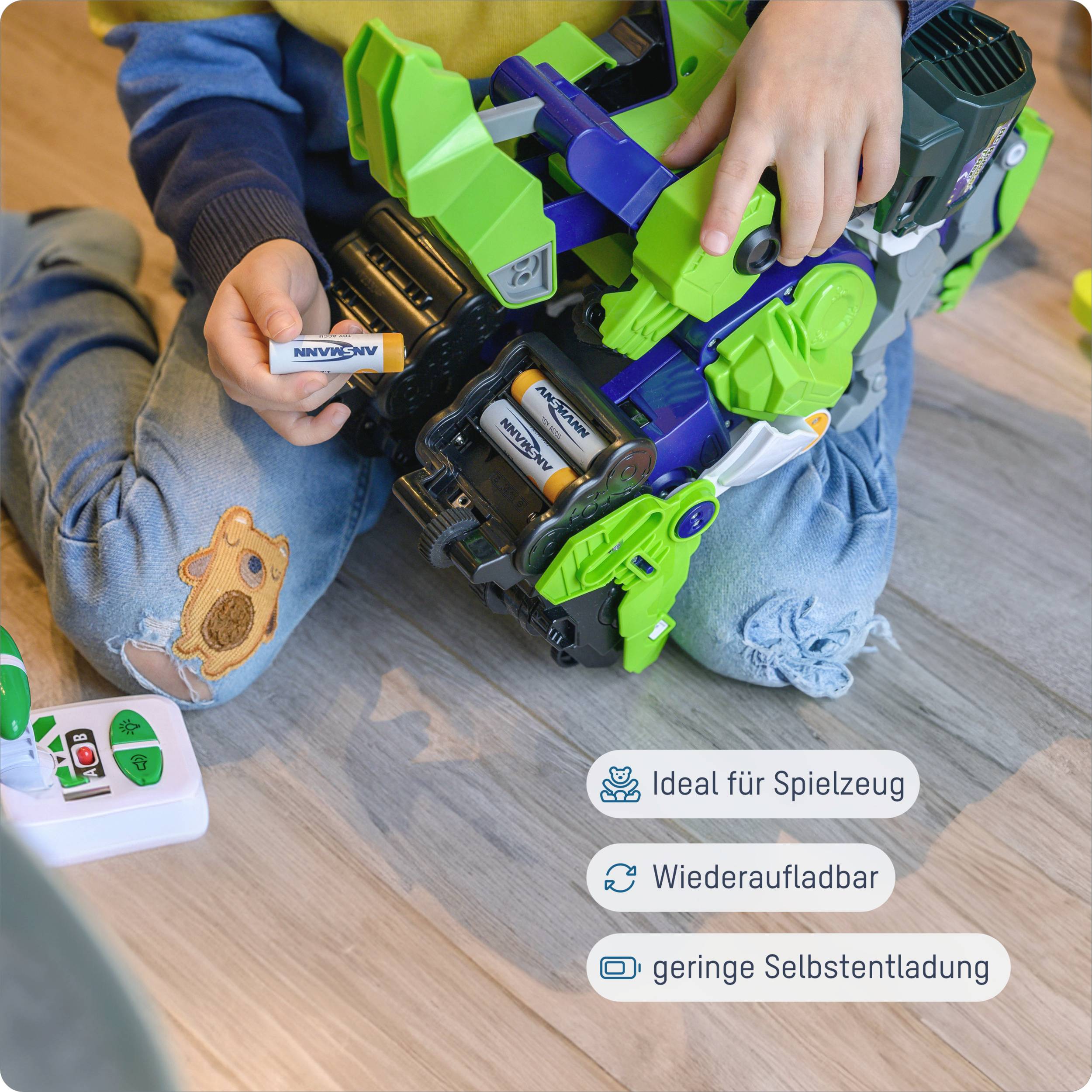 Ein Kind spielt auf dem Boden mit einem grün-schwarzen Spielzeug-Roboter und hält eine wiederaufladbare Batterie. Symbole: Ideal für Spielzeug, Wiederaufladbar, geringe Selbstentladung.