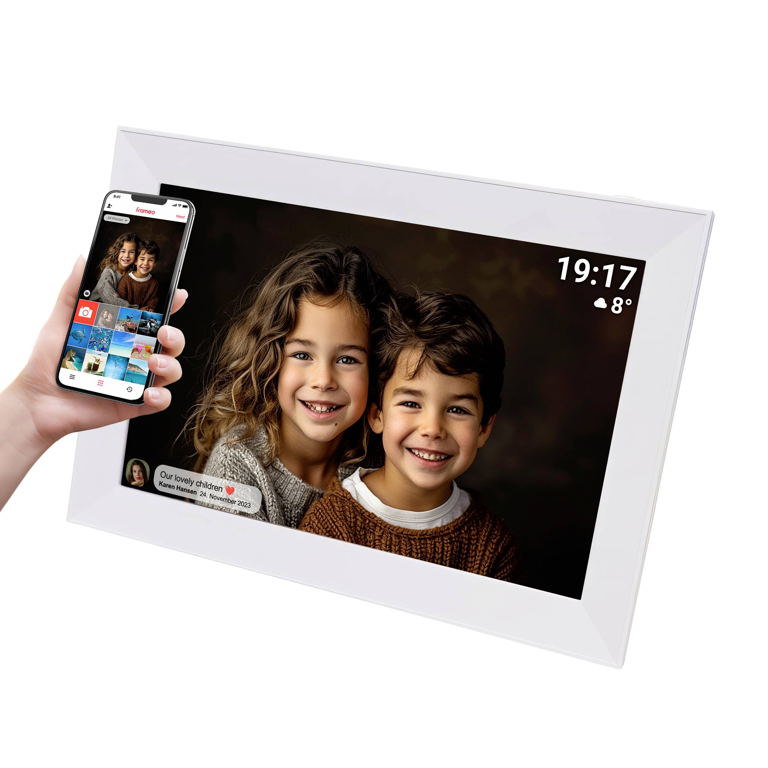 Digitaler Bilderrahmen zeigt zwei lächelnde Kinder. Rechts oben Uhrzeit und Temperatur. Hand hält Smartphone zur Steuerung.