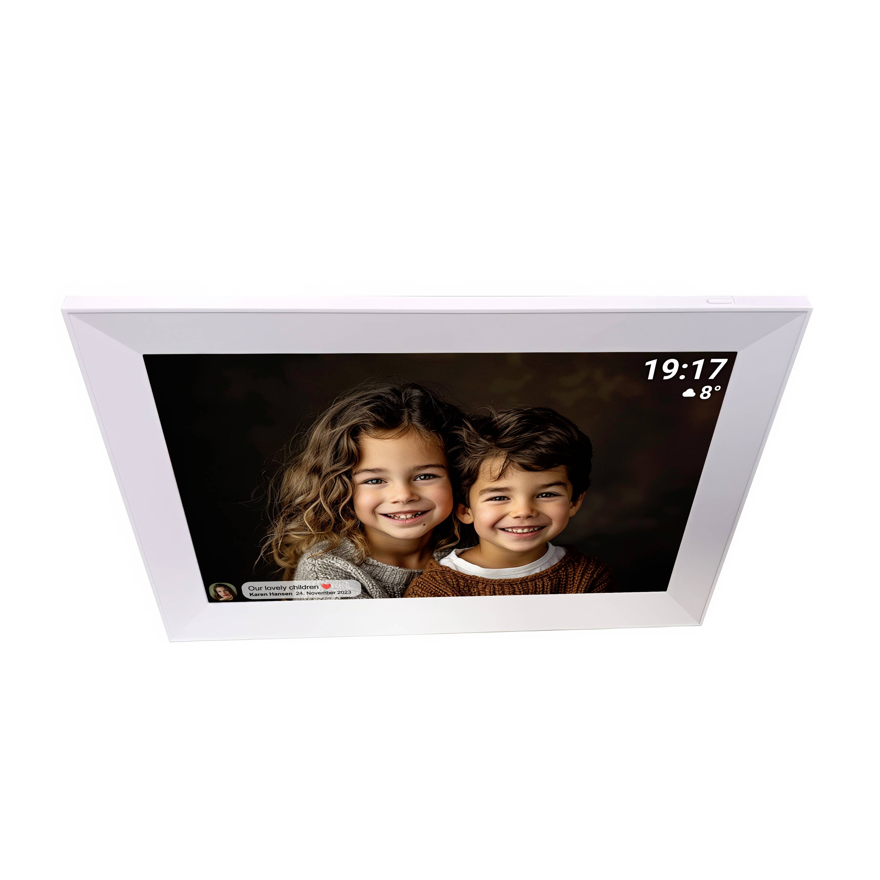 Digitaler Bilderrahmen mit eingeblendetem Foto von zwei lächelnden Kindern, Uhrzeit '19:17', Temperatur 8°C und kleiner Nachricht im Eck.