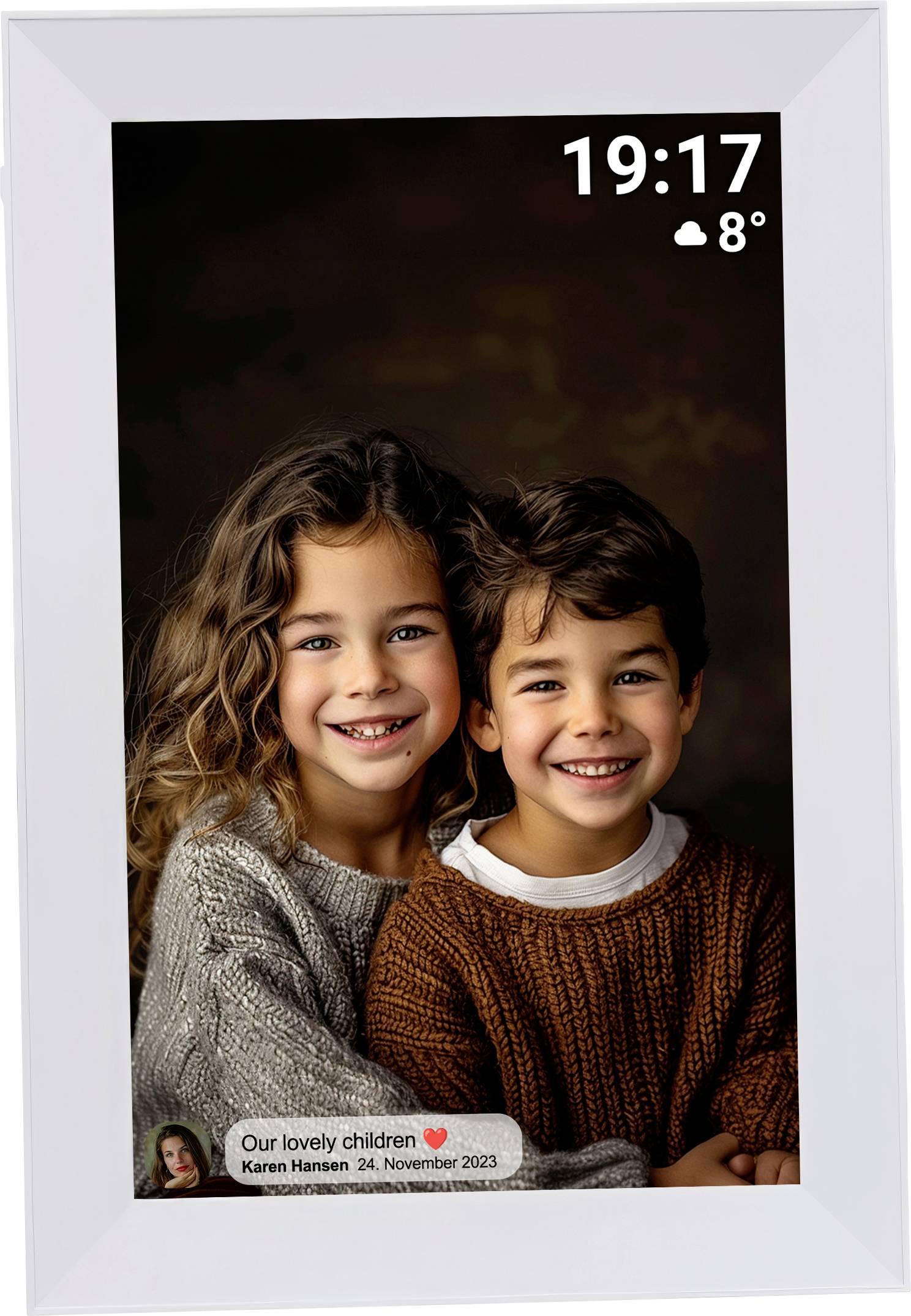 Zwei lächelnde Kinder in warmer Kleidung vor dunklem Hintergrund. Oben rechts Uhrzeit '19:17' und Temperatur '8°C' angezeigt. Unten links Bildunterschrift von 'Karen Hansen'.