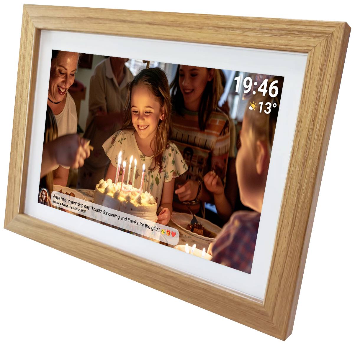 Ein Kind sitzt vor einer Geburtstagstorte mit Kerzen, umgeben von lächelnden Menschen. Oben rechts Uhrzeit und Temperatur angezeigt.