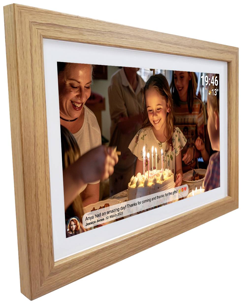 Ein Mädchen lächelt beim Ausblasen von Geburtstagskerzen auf einem Kuchen, umgeben von lächelnden Personen in einem gemütlichen Raum.