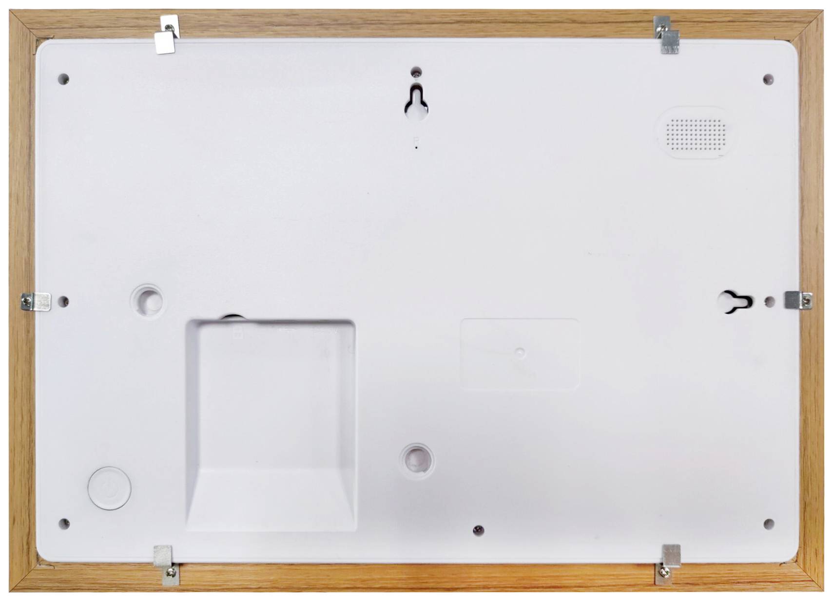 Ein weißes Whiteboard mit Holzrahmen, an einer Wand befestigt, mit mehreren Halterungen und Haken. Keine sichtbaren Beschriftungen oder Inhalte.