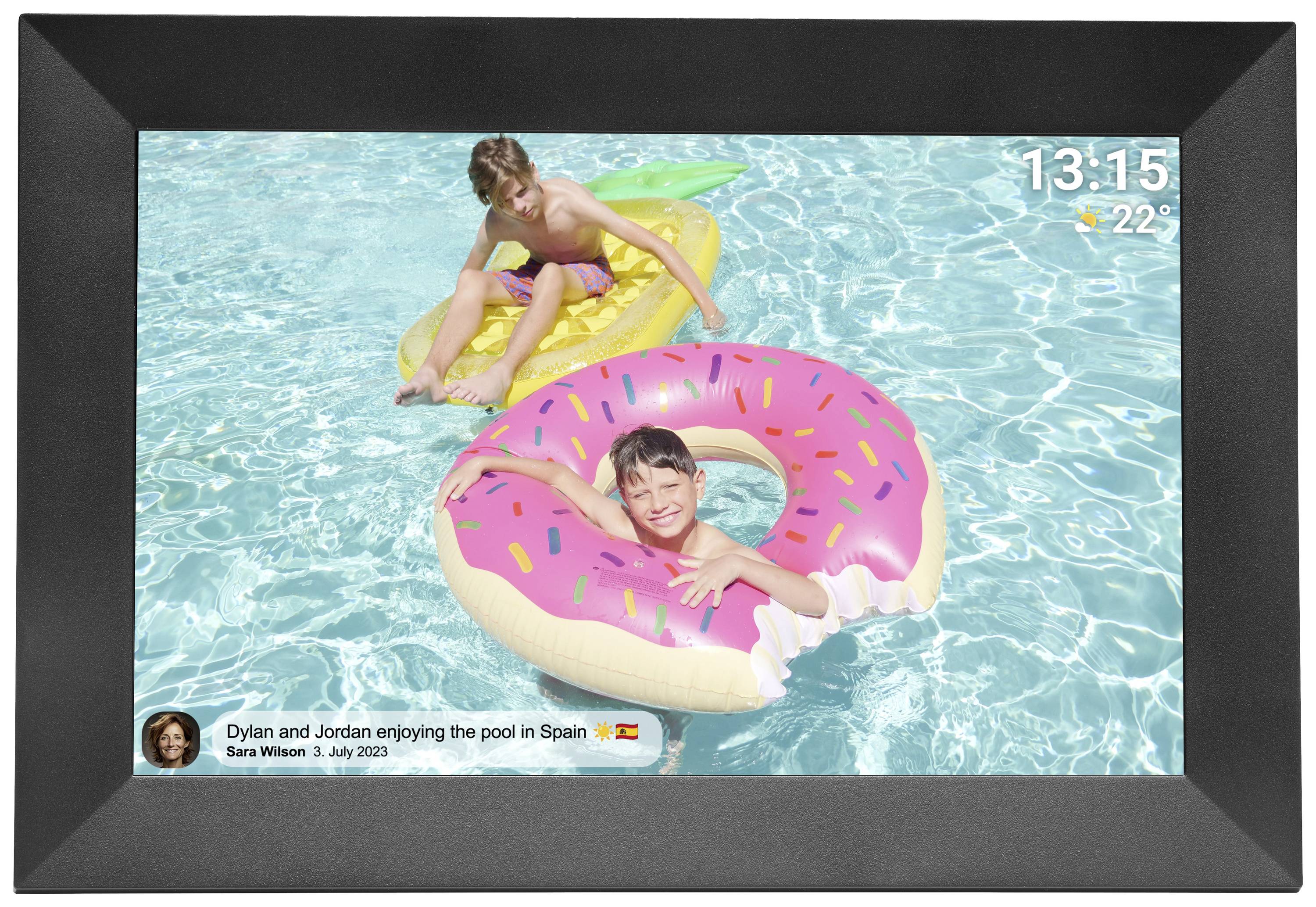 Zwei Kinder spielen im Pool mit aufblasbaren Schwimmringen. Links in der Ecke sind Uhrzeit und Temperatur angezeigt.