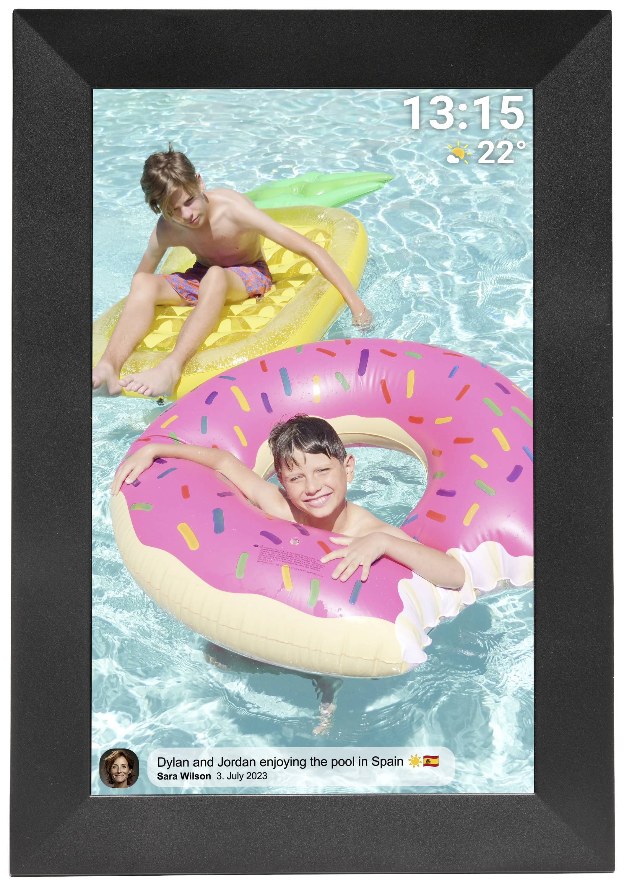 Zwei Kinder spielen im Pool, schwimmend auf aufblasbaren Donut- und Ananas-Schwimmringen. Uhrzeit: 13:15; Temperatur: 22°C.