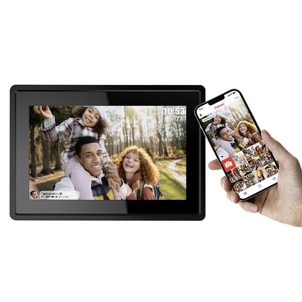 Das Bild zeigt einen digitalen Bilderrahmen und ein Smartphone. Auf beiden Geräten ist dasselbe Familienfoto zu sehen, das eine glückliche Familie im Freien zeigt.